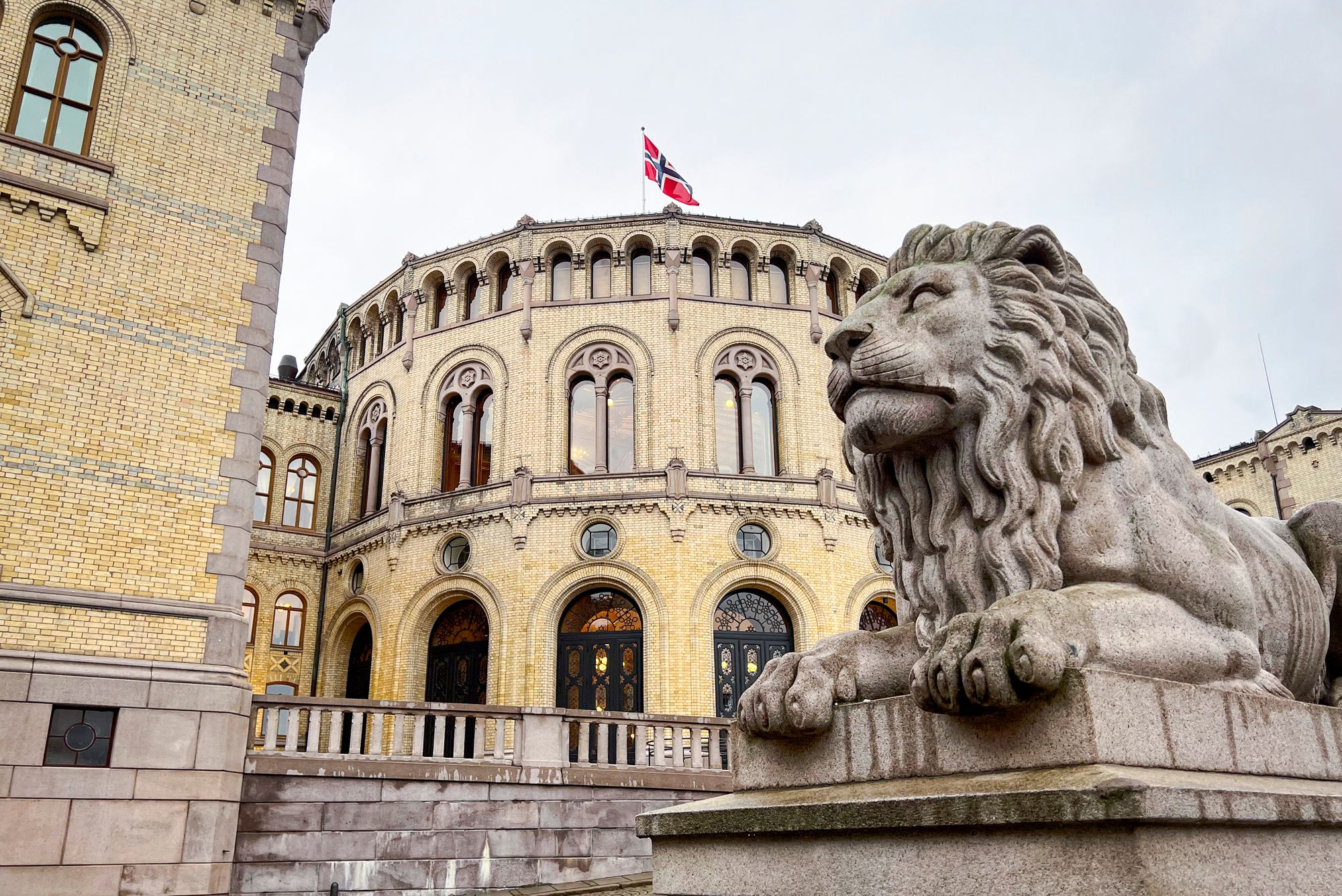 Det er Stortinget som avgjør støtten til bredbånd, men akkurat nå ligger det inne en støtte til bredbånd på 125 millioner kroner i statsbudsjett-forslaget fra de tre samarbeidspartiene, Ap, Sp og Rødt.