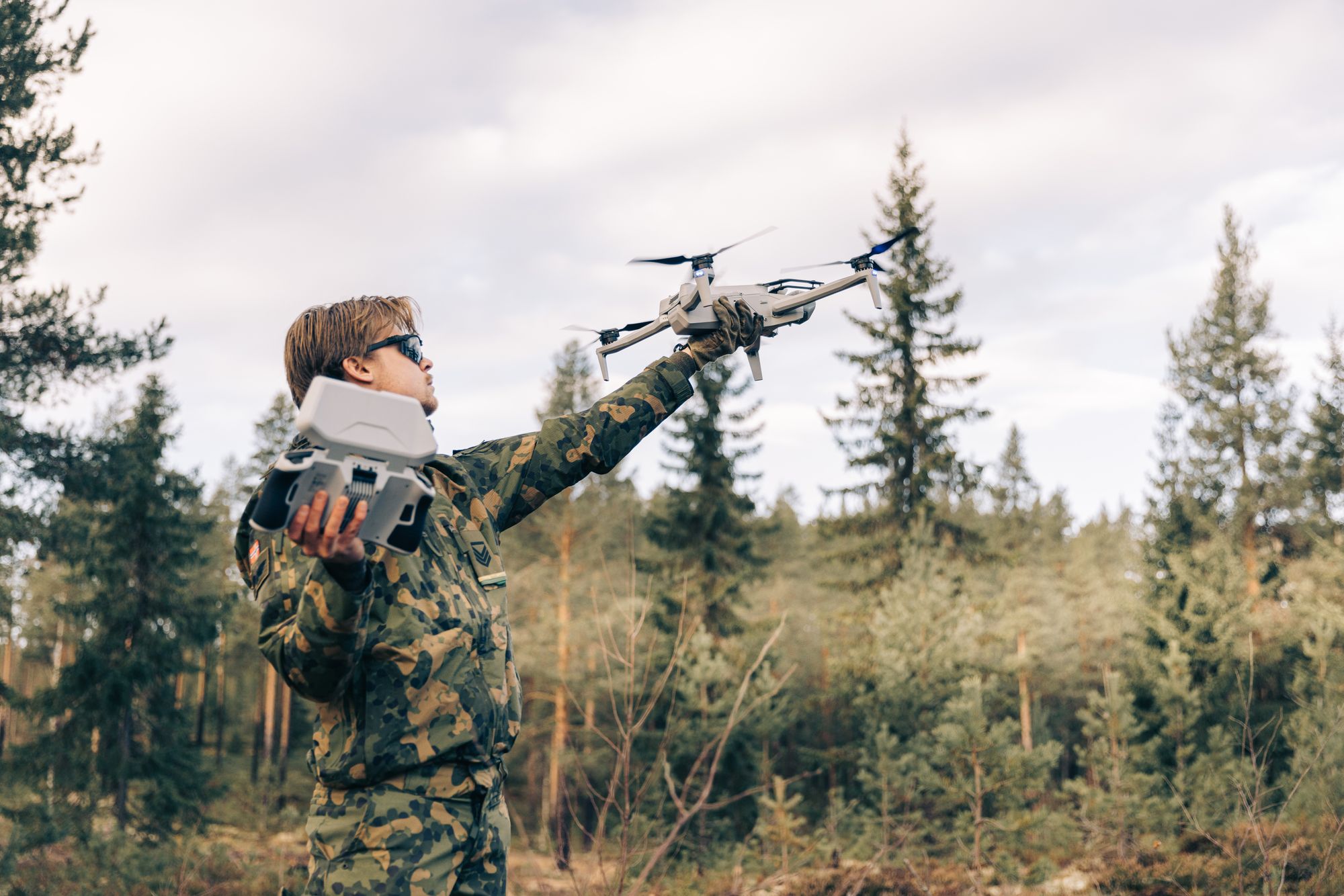 Droner spiller en stadig større rolle i Forsvaret. Da er det nødvendig å utdanne flere soldater i bruken av dem. Bildet viser en norsk soldat med en firerotors observasjonsdrone av typen Skydio X10D i bruk under øvelse Viking Ymer 2025.