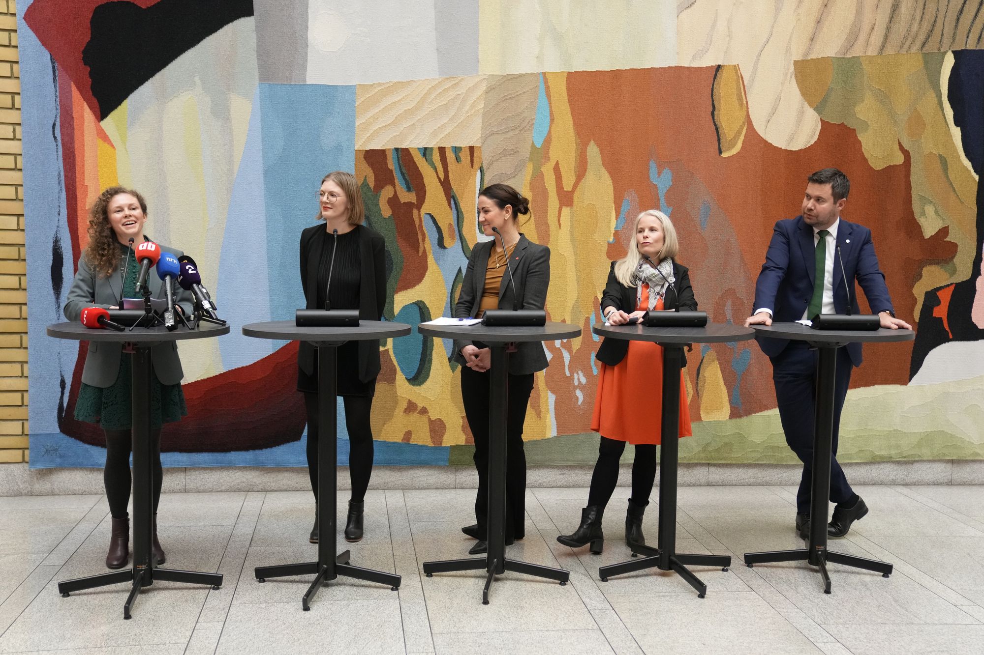 Nestleder i MDG Ingrid Liland (f.v.), partileder i Rødt Marie Sneve Martinussen, parlamentarisk leder i Arbeiderpartiet Tonje Brenna, partileder i SV Kirsti Bergstø og Geir Pollestad i Senterpartiet under en pressekonferanse i Vandrehallen på Stortinget etter enighet om statsbudsjettet for 2026.