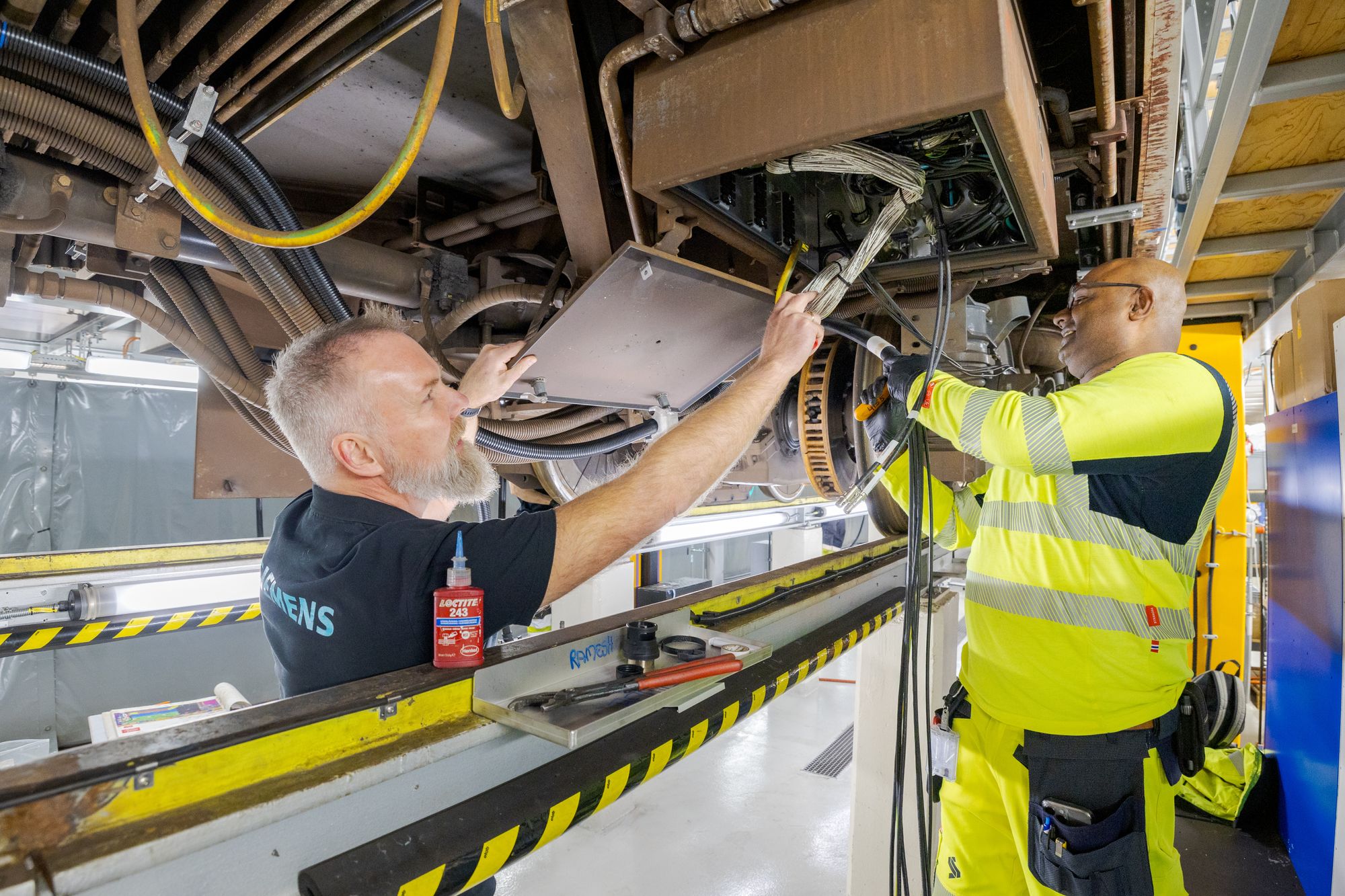 Jarle Indrelid har brukt mye tid på å lære opp elektrikerne i hvordan de skal bygge om T-banevognene. Her sammen med elektriker Rames. 