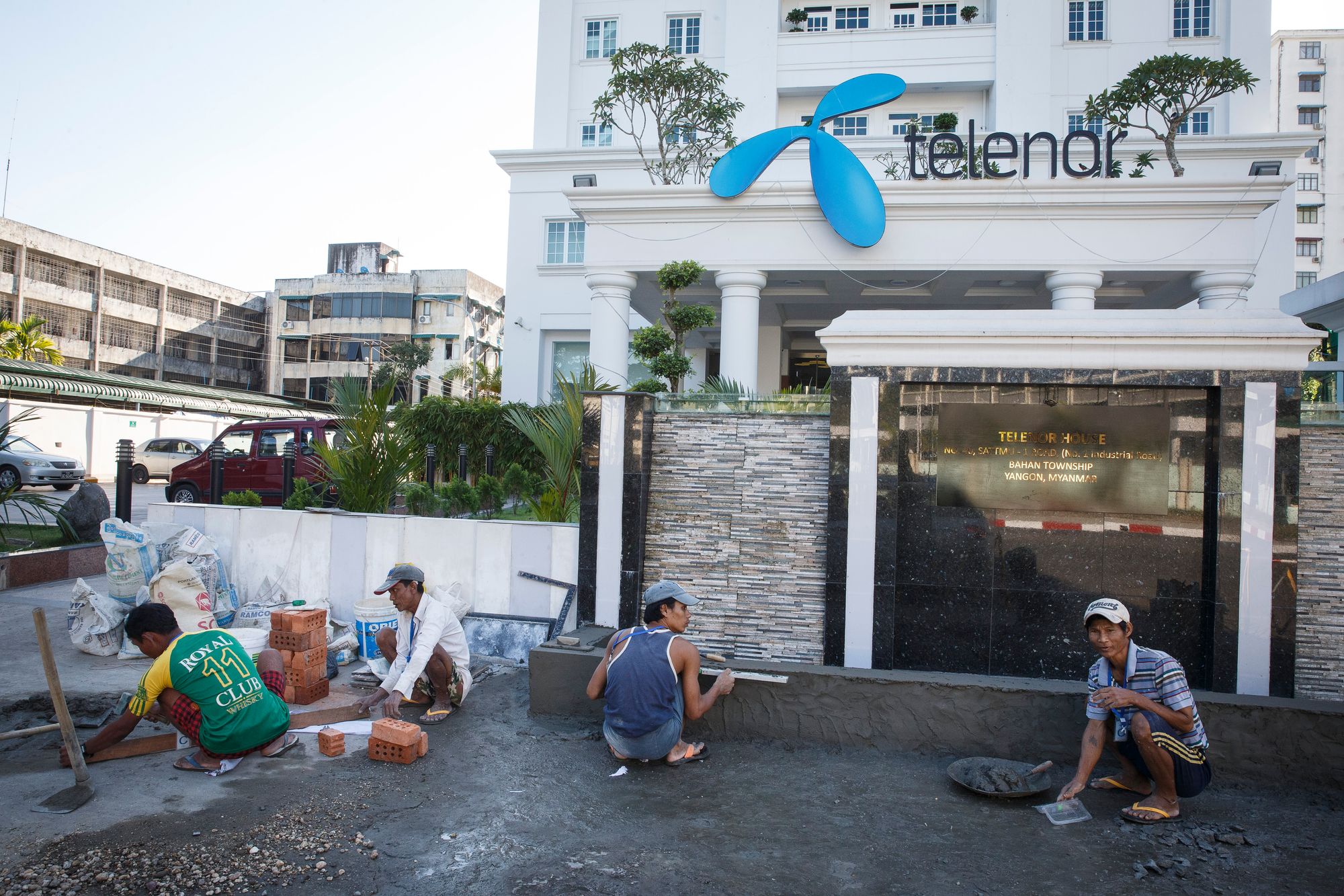 Arbeid på Telenors hovedkvarter i Yangon i 2014. Regjeringen vil ikke gi kontrollkomiteen innsikt i eierskapsdialogen med selskapet i forbindelse med uttrekkingen av landet.