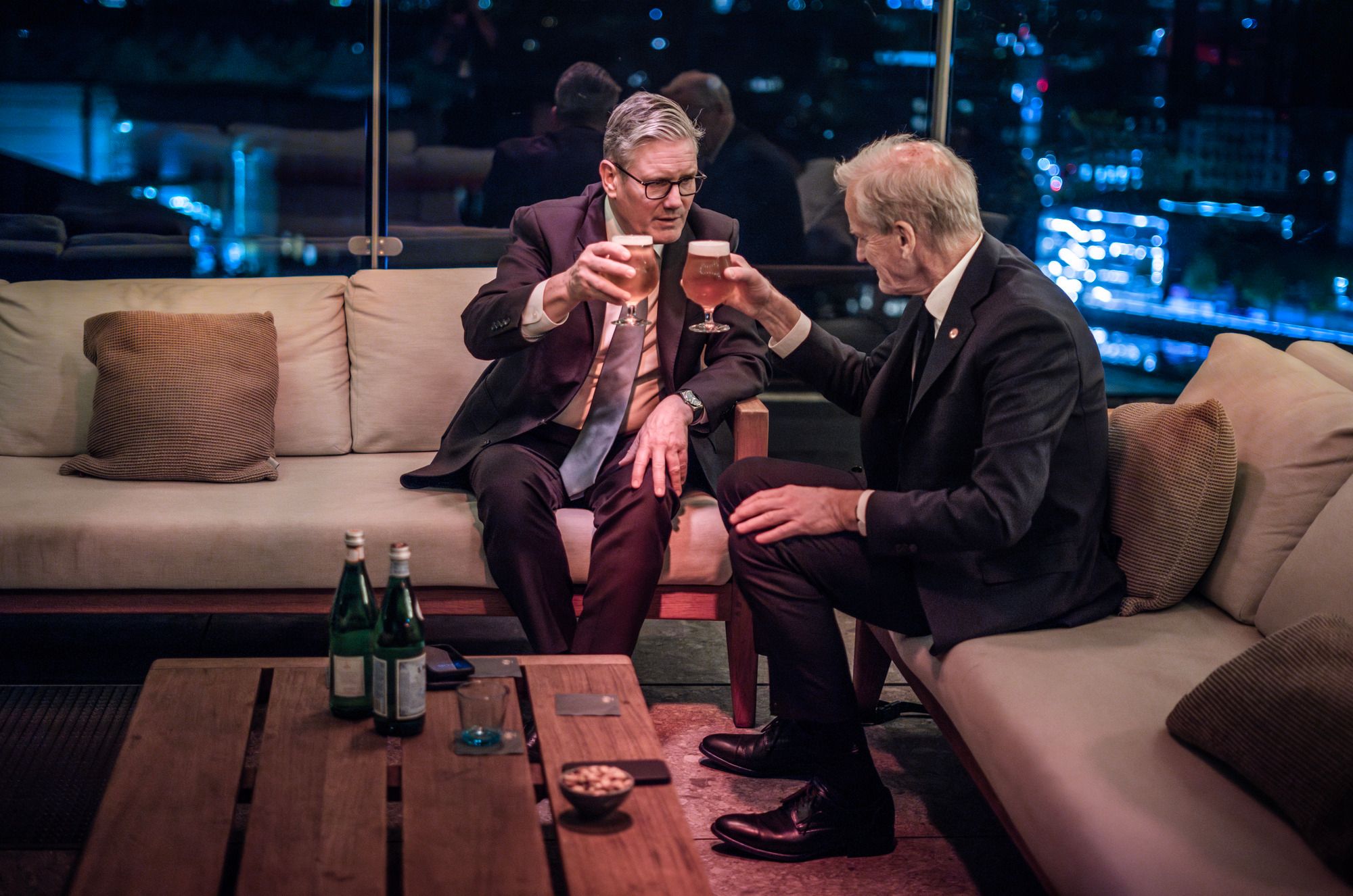 Statsminister Jonas Gahr Støre tok en øl sammen med Storbritannias statsminister Keir Starmer på takterrassen på hotellet etter å ha vært på middag på Amalienborg slott onsdag kveld. Statsminister Jonas Gahr Støre deltar på høstens EPC-møte sammen med statsledere fra nærmere 50 europeiske land.
Foto: Ole Berg-Rusten / NTB