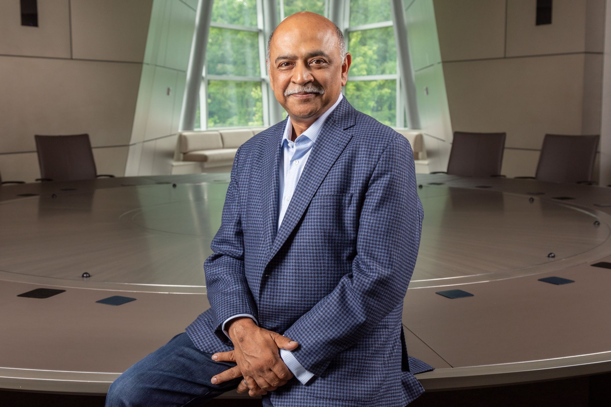 Arvind Krishna har regnet på hva jakten på generell kunstig intelligens vil kunne koste. Bildet er fra da han tiltrådte som IBM-sjef i 2020.