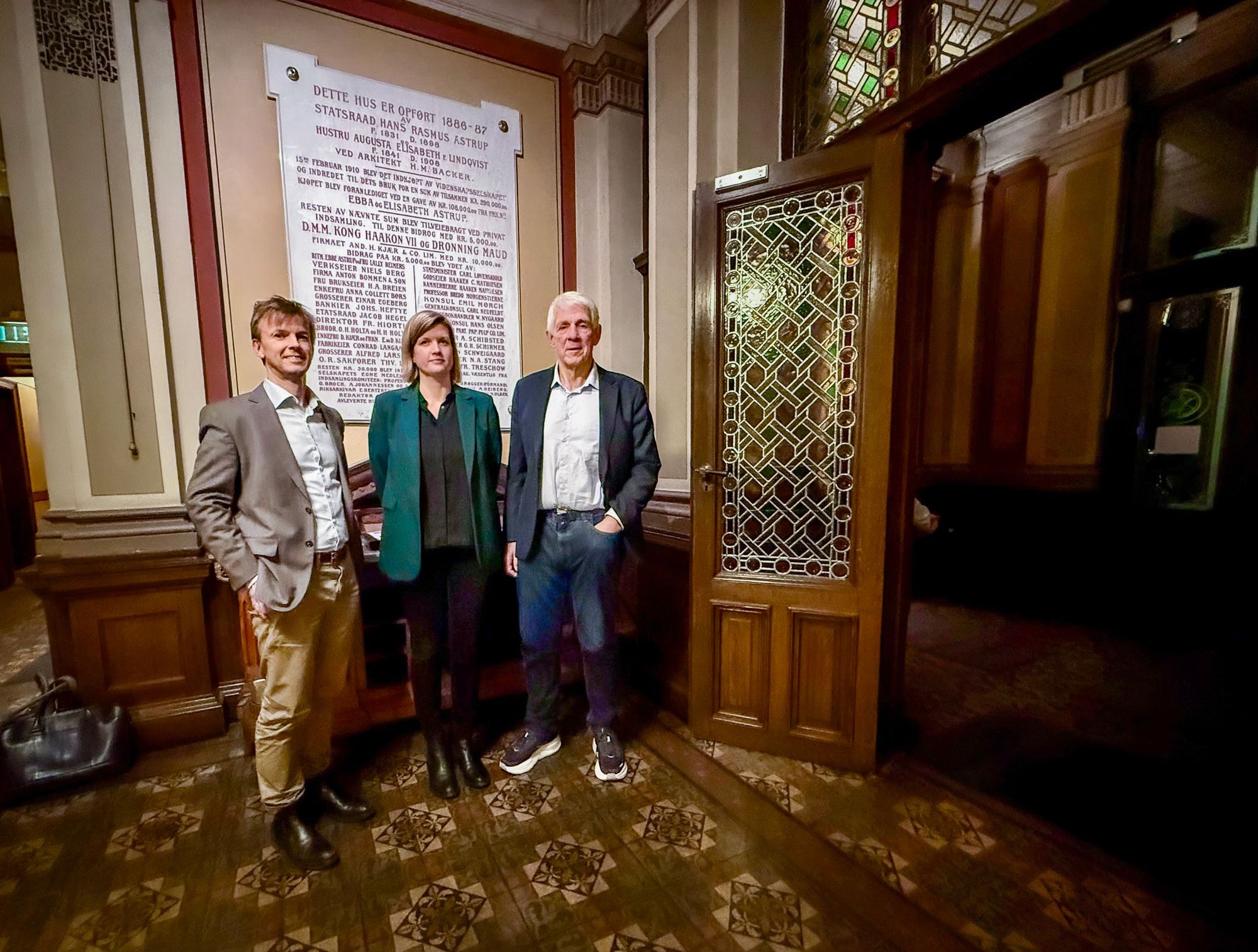 Vi har snakket med Erik Sauar fra Cenate (f.v.), Hanne Flåten Andersen fra IFE og Odd Richard Valmot fra NTVA om det norske bidraget til utviklingen av batterier.