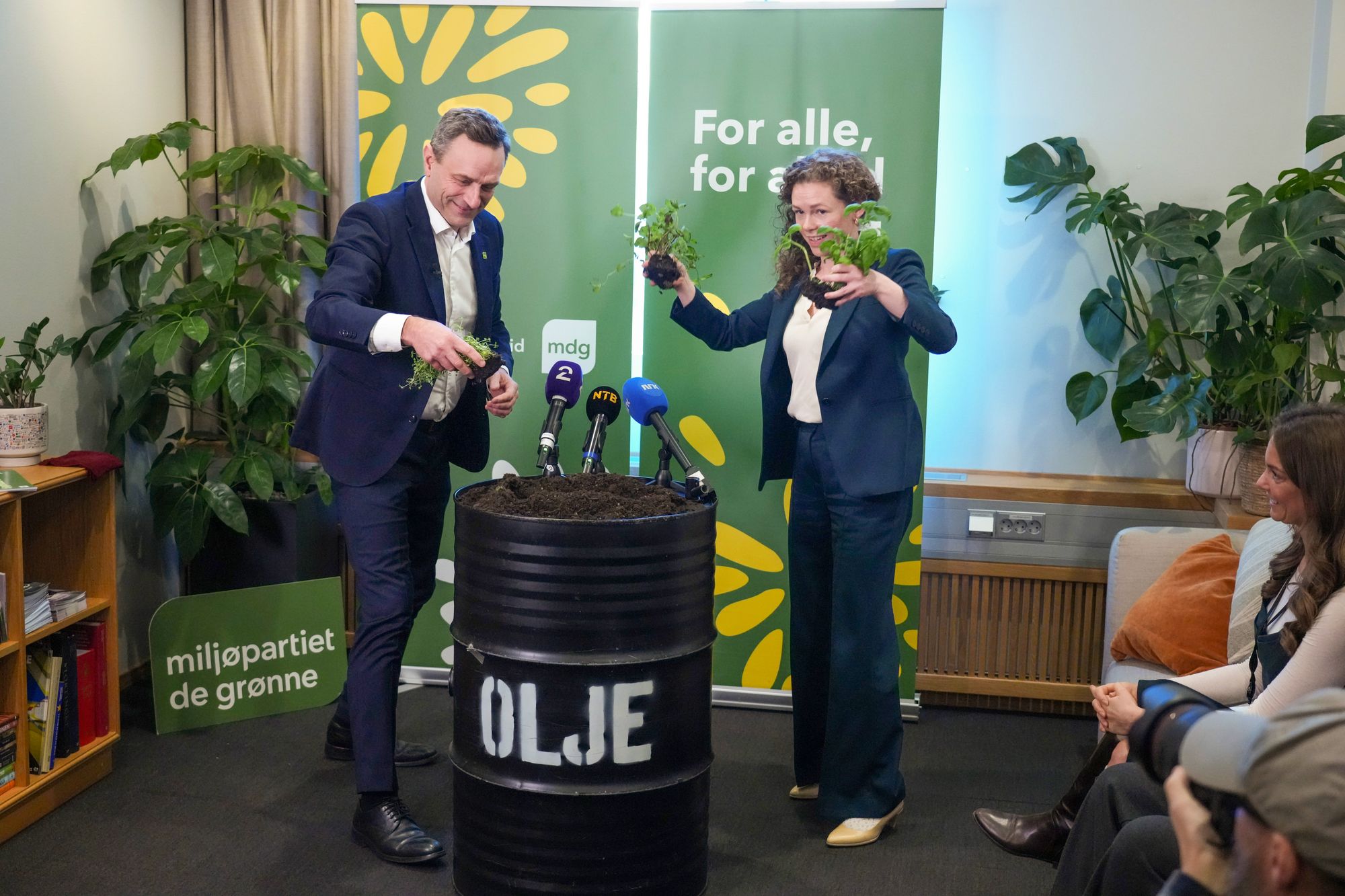 MDG-leder Arild Hermstad og nestleder Ingrid Liland feirer omstillingskommisjon og nasjonalt busskort. Men det er fugler på taket, så lenge Ap ikke lover mer enn utredninger.