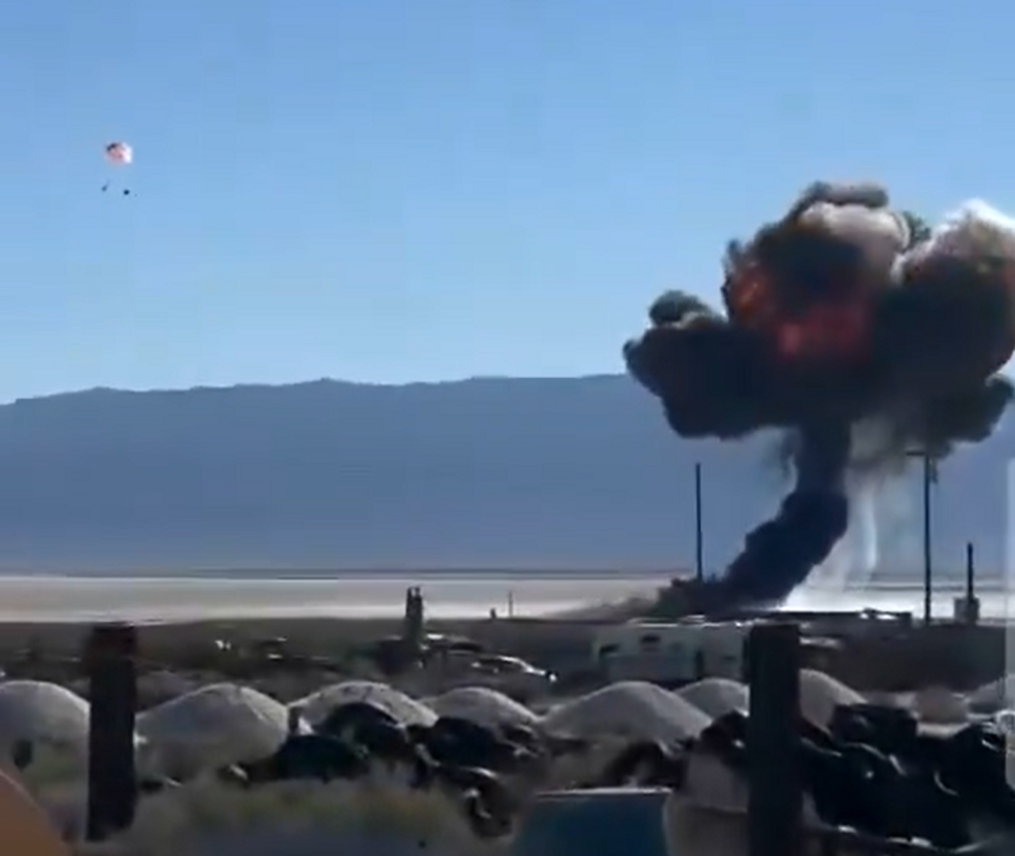 Piloten fra oppvisningsteamet til USAF, Thunderbird, skjøt seg onsdag ut fra F-16C-flyet før det styrtet i San Bernardino County, California.