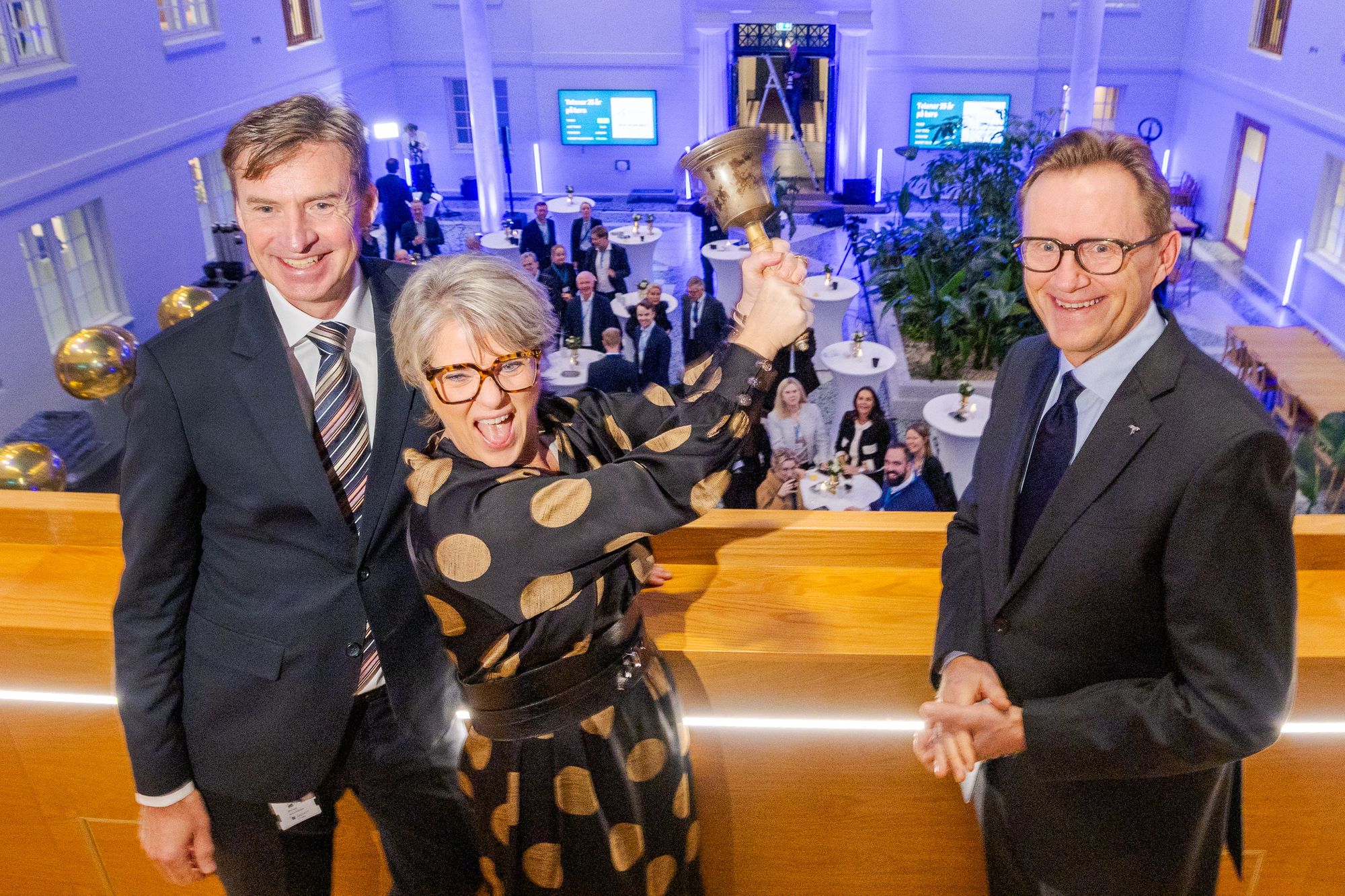 Feiringen av 25 år på børsen startet som seg hør og bør med en frokost på Oslo Børs. Her ringer en entusiastisk konsernsjef Benedicte Schilbred Fasmer i bjellen, flankert av børsdirektør Øivind Amundsen og finansdirektør Torbjørn Wist.