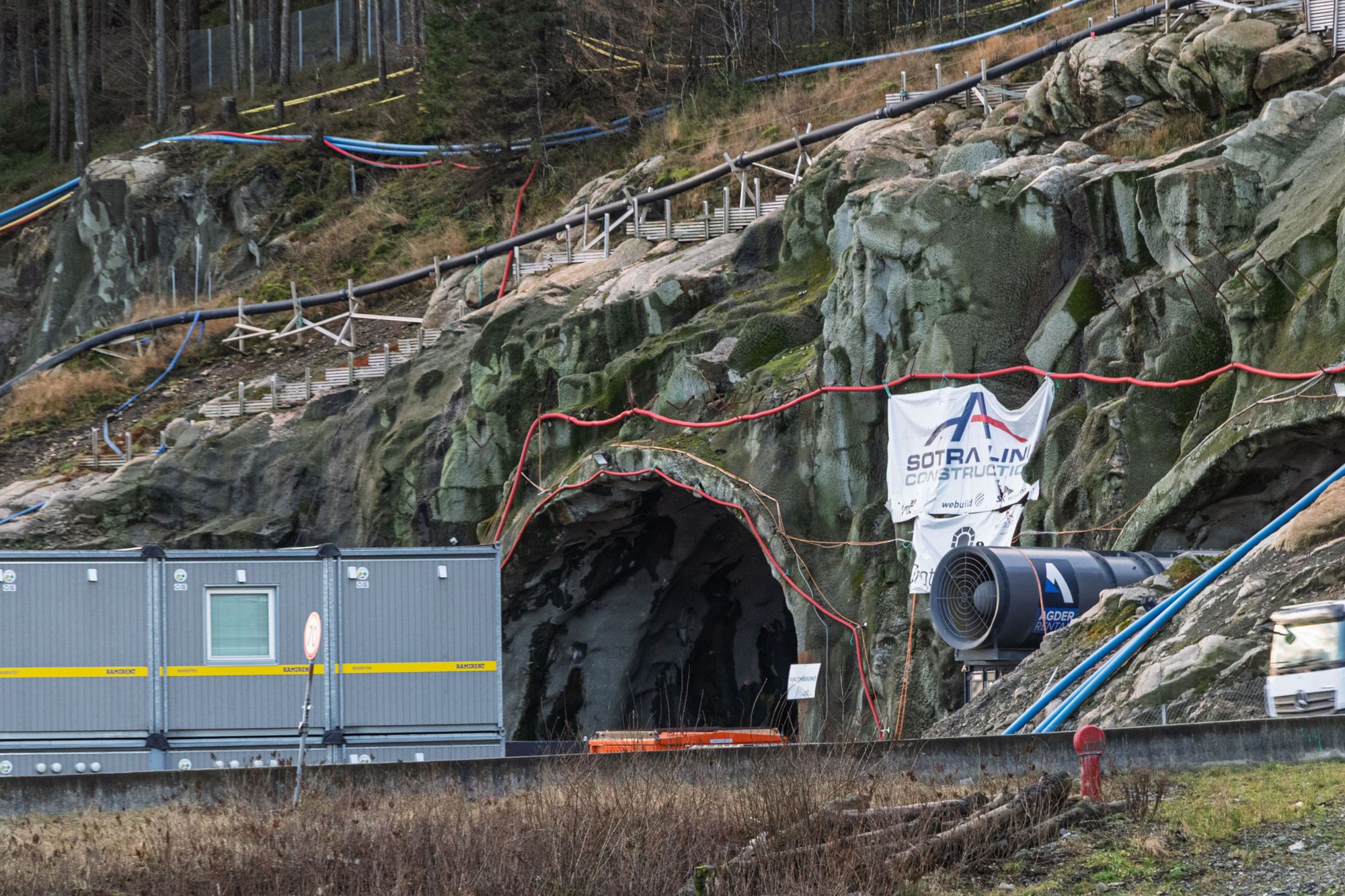 Rv. 555 Sotrasambandet skulle åpne i juni 2027. Nå opplyser Statens vegvesen at milliardprosjektet er forsinket, og at trafikkåpning tidligst kan skje mot slutten av 2027.