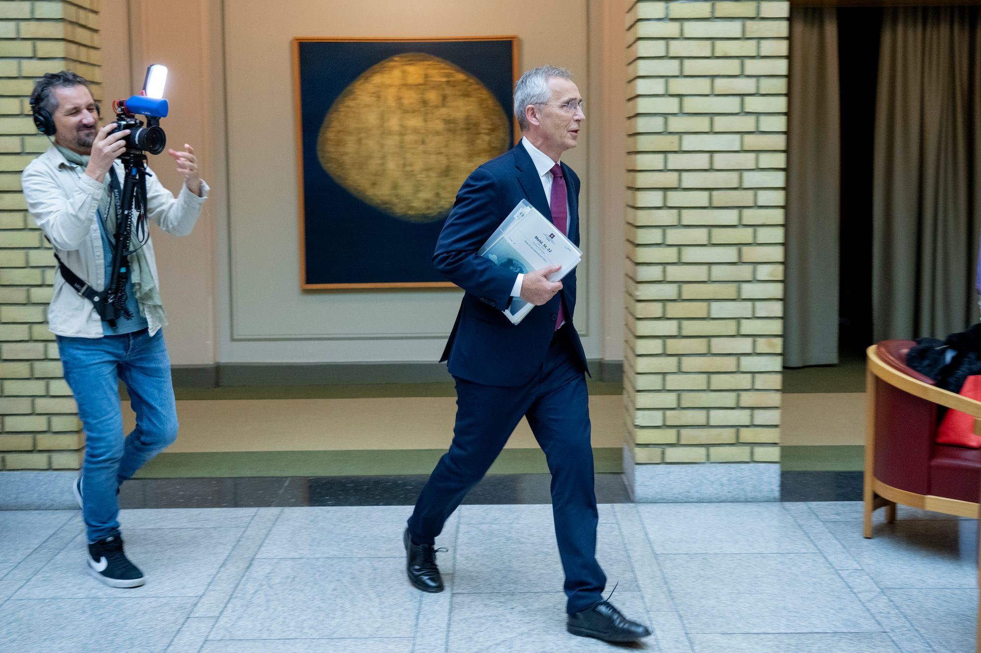 Finansminister Jens Stoltenberg (Ap) på vei gjennom Stortingets vandrehall med statsbudsjettet under armen.