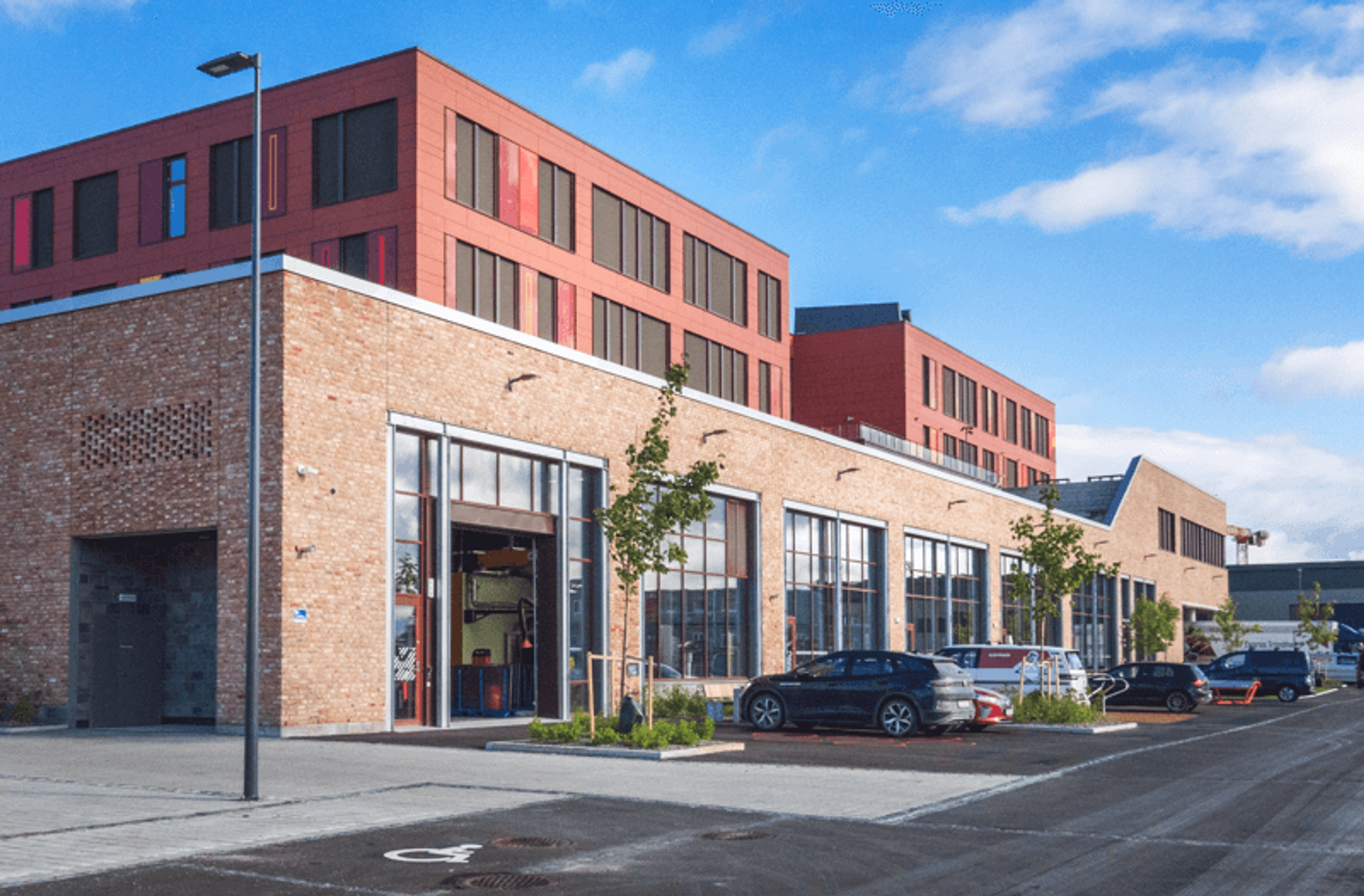 Etter at skolebygget var ferdig bygget med 14 bergvarmebrønner og elkjel for ekstra kalde dager, vedtok kommunen at skolen ikke fikk unntak fra fjernvarmeplikten.