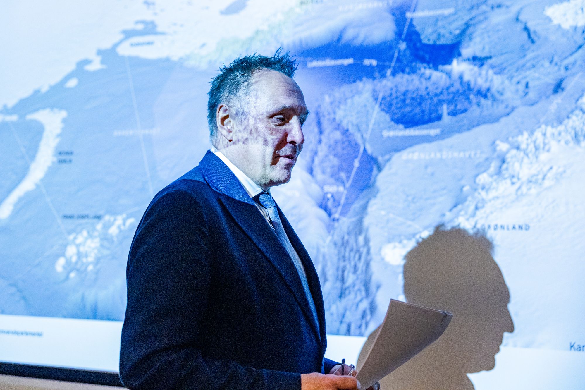 Forsvarsminister Tore O. Sandvik forteller at det nå bare er to kandidater igjen til å levere langtrekkende presisjonsild til Hæren, og at kravet om 500 kilometers rekkevidde står fast.