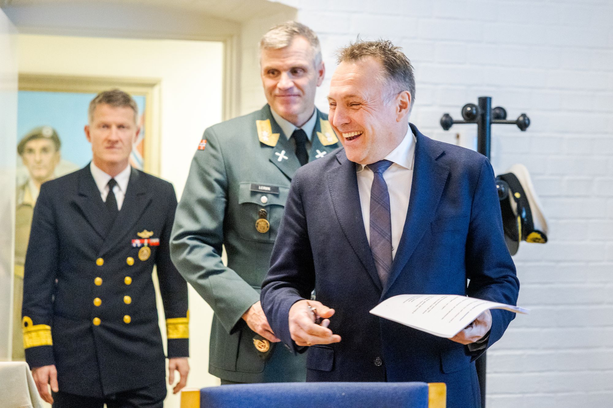 Forsvarsminister Tore Sandvik (f.h),  fikk selskap av sjef for Hæren, Lars Lervik og sjef for Sjøforsvaret, Oliver Berdal, under fredagens pressemøte i Forsvarsdepartementet. 