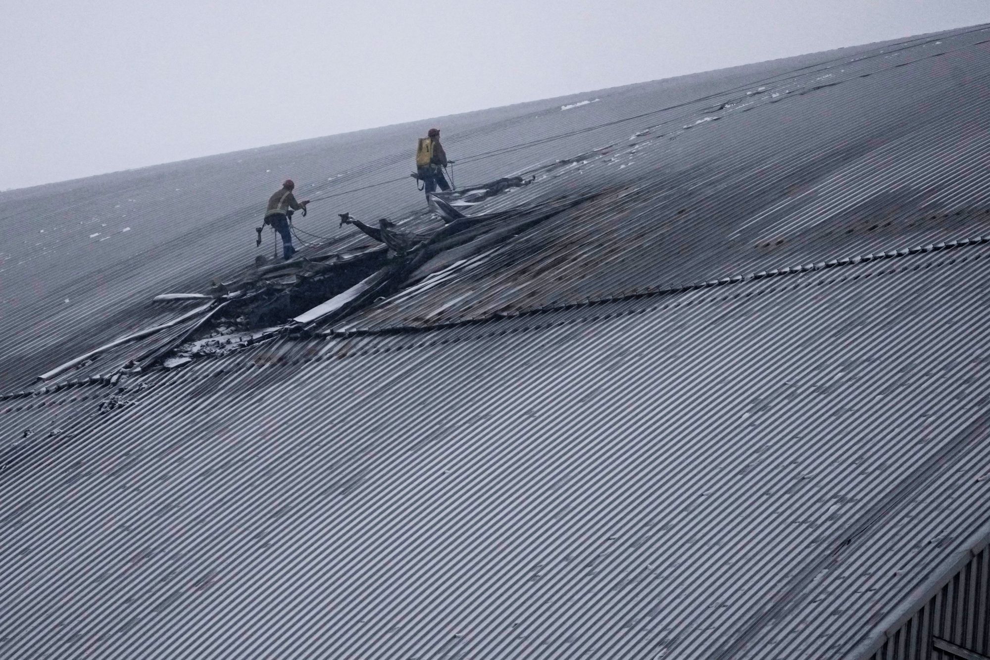 Bildet viser skjoldet som beskytter restene av reaktor nummer fire ved det tidligere kjernekraftverket i Tsjernobyl, etter at det ble truffet under et droneangrep i februar 2025. Skjoldet er bygget for å hindre at radioaktivitet slipper ut.