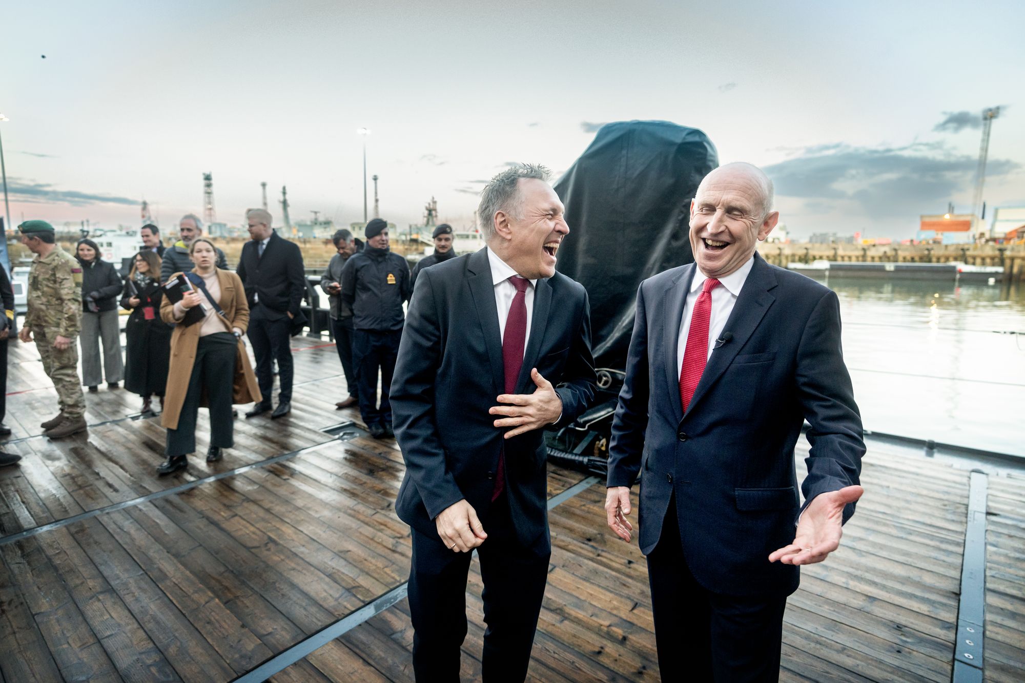 Norges forsvarsminister Tore O. Sandvik. Til høyre den britiske forsvarsministeren, John Healey. Atlantic Bastion, Portsmouth