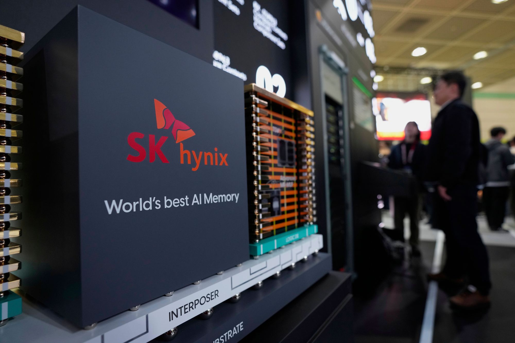 En modell av SK Hynix' minneteknologi vises fram under World IT Show i Seoul i april 2025