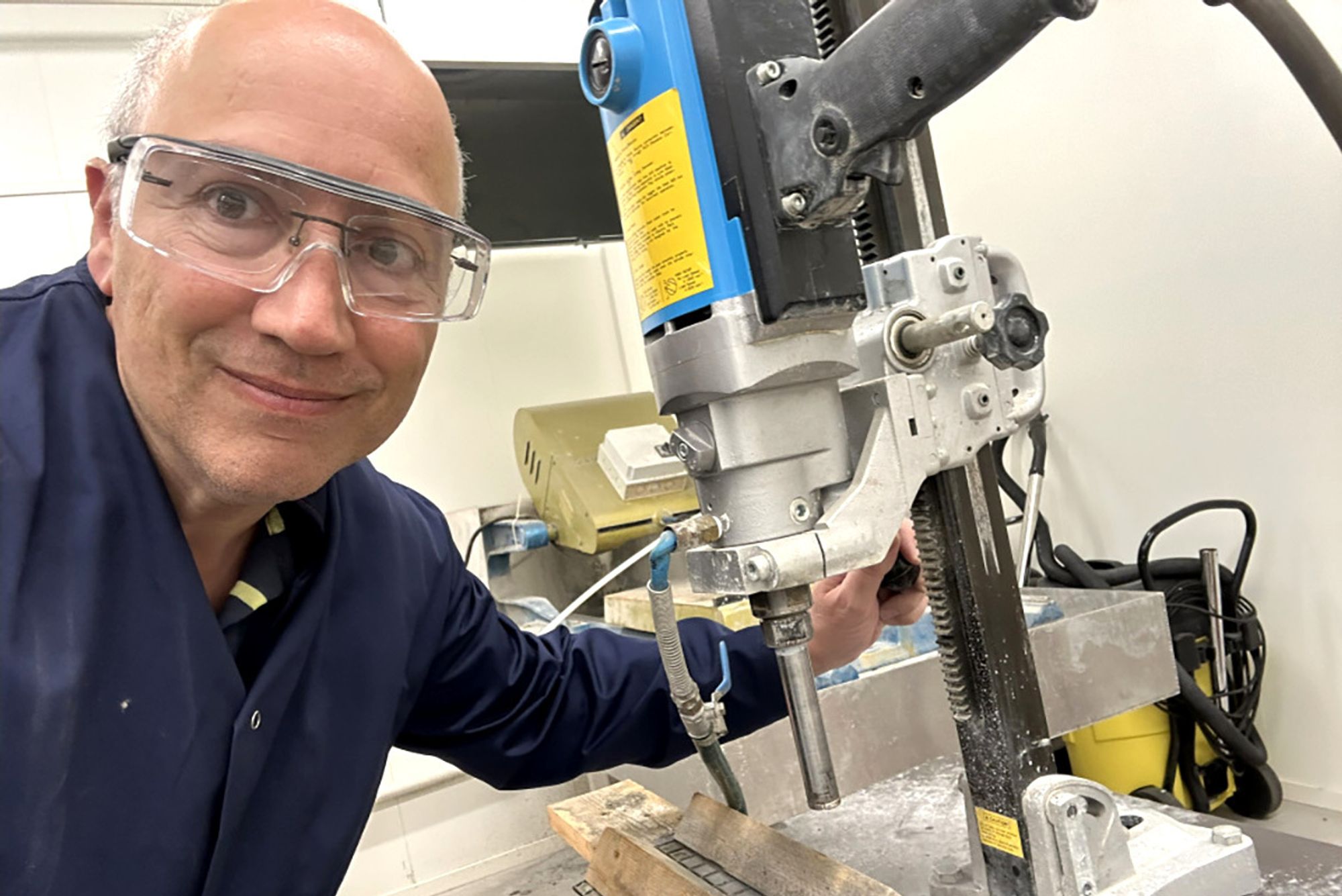 Seniorforsker ved Sintef, Pierre Cerasi, forsker på lagring av hydrogen i undergrunnen. Her borer han i prøver av takbergart og sandstein hos Sokkeldirektoratet, for å eksponere dem for hydrogen.