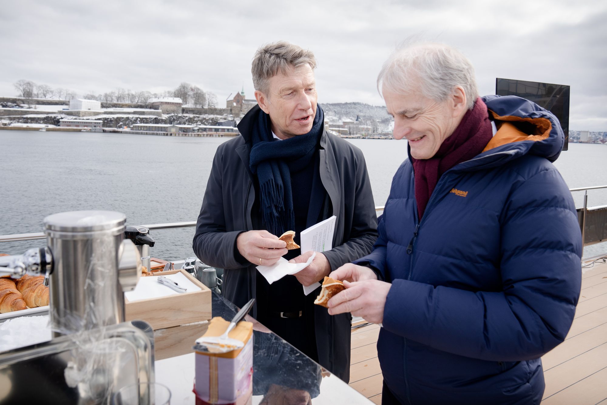 Regjeringen, her ved statsminister Jonas Gahr Støre (Ap) og energiminister Terje Aasland (Ap) vil utrede en utfasing av CO2-avgiften på sokkelen. De frykter felt vil stenges ned tidligere enn nødvendig, fordi avgiften gjør dem for dyre å drive.