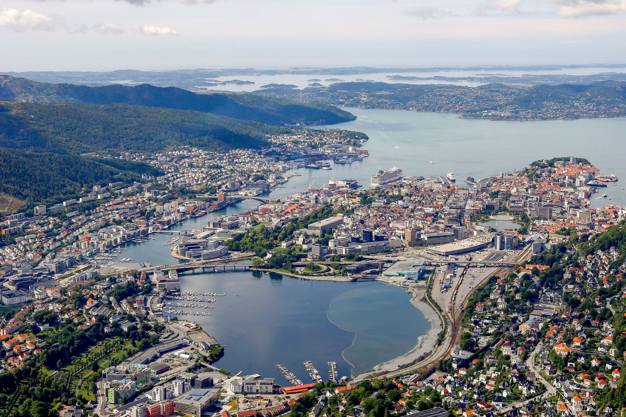 E-postene til alle skoleelever og skoleansatte i denne byen er blitt lekket, og mandag kveld begynte e-postene å fylle opp innboksene deres.