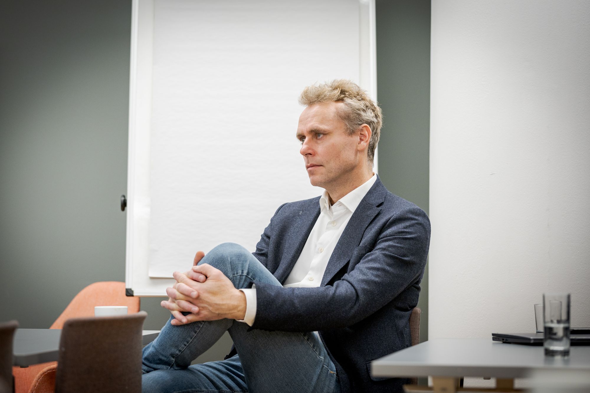 Tidligere statsråd Ola Borten Moe (Sp) mener stemningen for kjernekraft i Norge er i ferd med å snu. Som velkomstgave til Norsk Kjernekraft fikk han et hvalkosedyr. Symbolikken er at man må ta det bit for bit om man skal spise en hel hval.