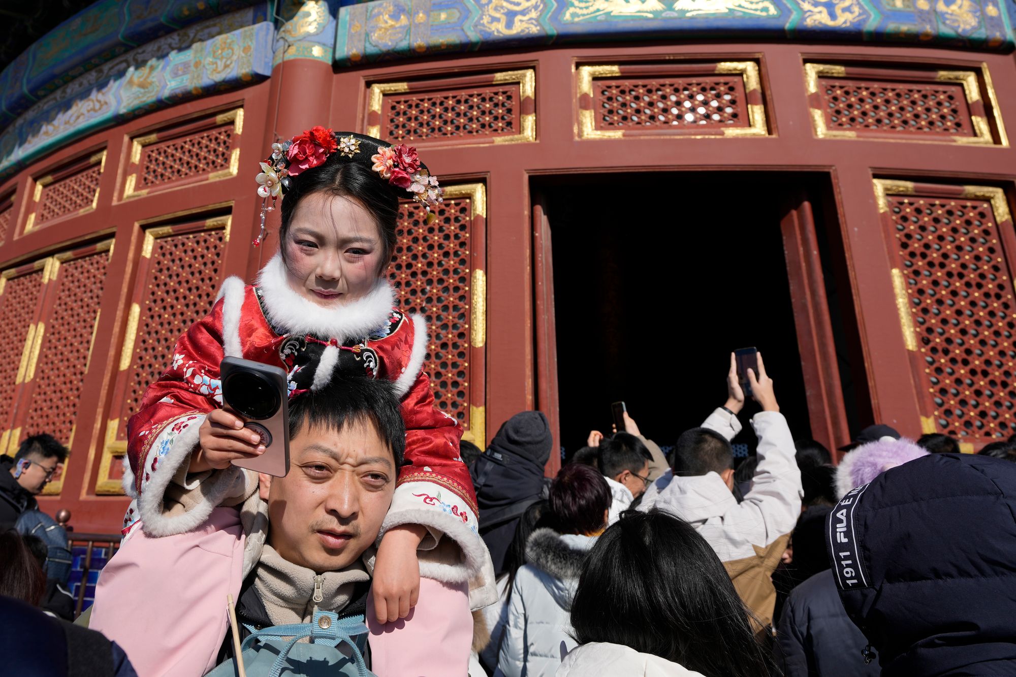 En jente besøker Himmeltempelet i Beijing under kinesisk nyttår i februar i år.
