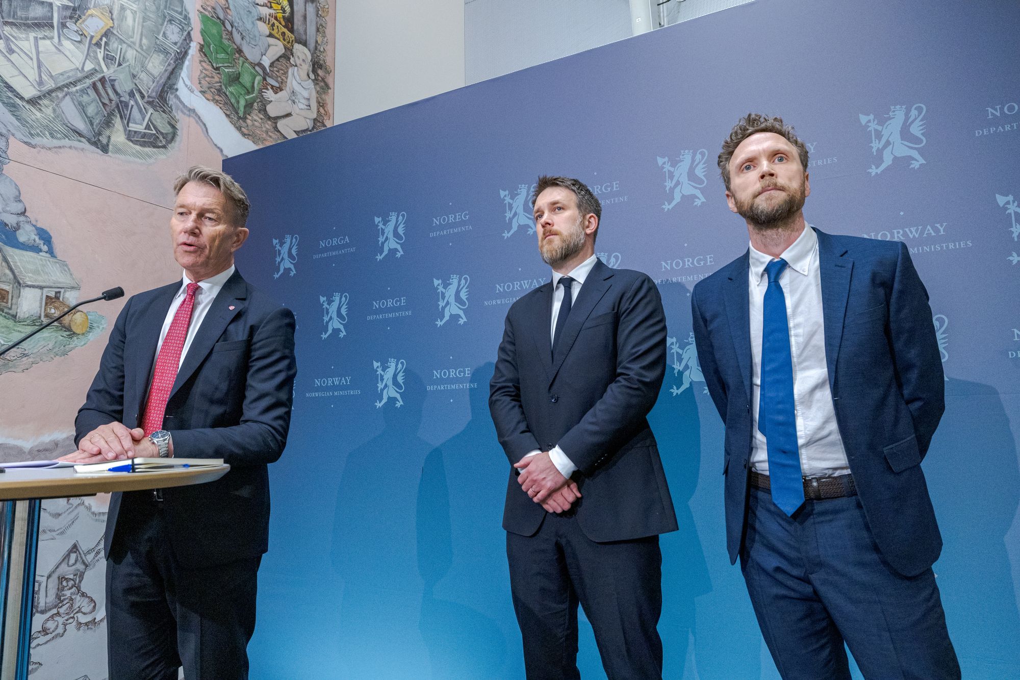 Energiminister Terje Aasland (Ap) tildeler havvindområder på Utsira Nord til begge de to aktørene som har søkt. Daniel Rogstad, visepresident fornybar i Equinor og Geir Ramnefjell. myndighetskontakt i Deepwind Offshore, representerte konsortiene på pressekonferansen.