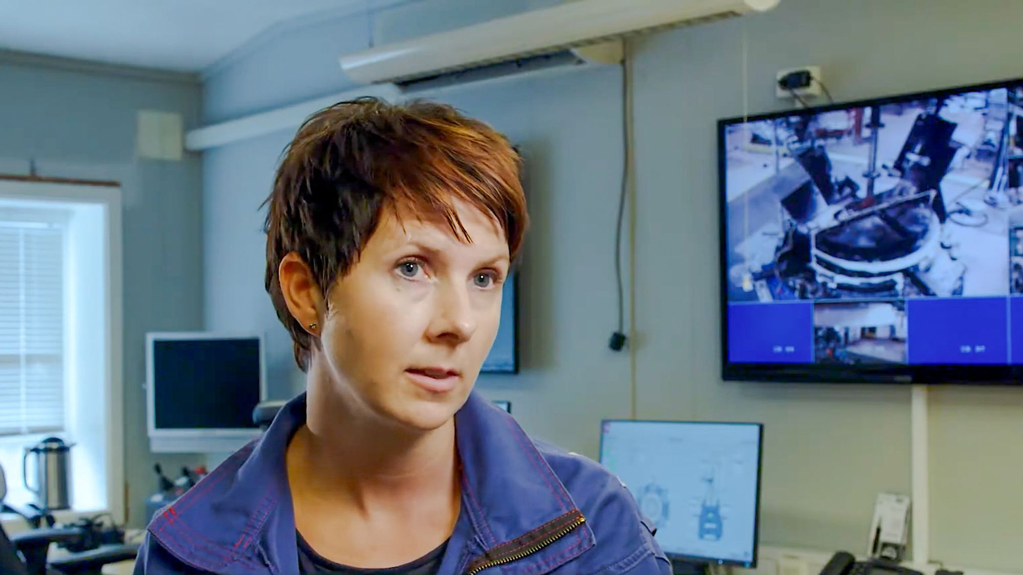 Teknikere inspiserer en av cellene som produserer sjeldne jordartsmetaller hos Elkem.