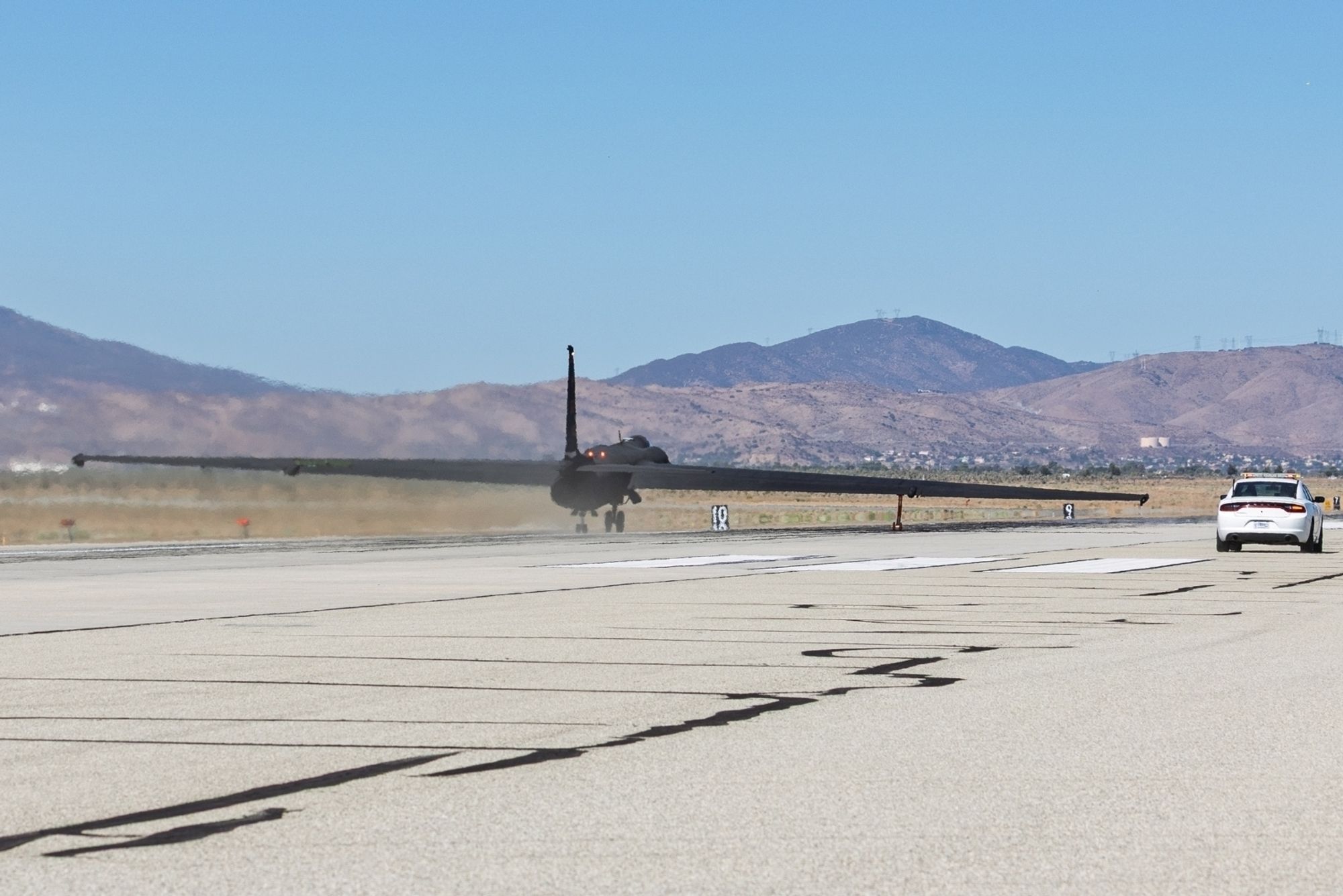 U-2S-flyet 80-1099 tar av for første gang på 13 år. På grunn av begrenset utsikt fra cockpiten og trykkdrakten til piloten, er det nødvendig med bistand fra en følgebil under takeopp og landing.