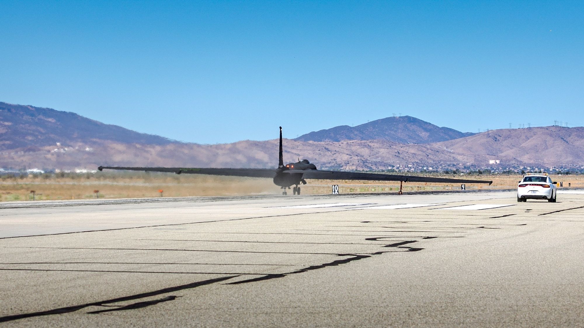 U-2S-flyet 80-1099 tar av for første gang på 13 år. På grunn av begrenset utsikt fra cockpiten og trykkdrakten til piloten, er det nødvendig med bistand fra en følgebil under takeopp og landing.