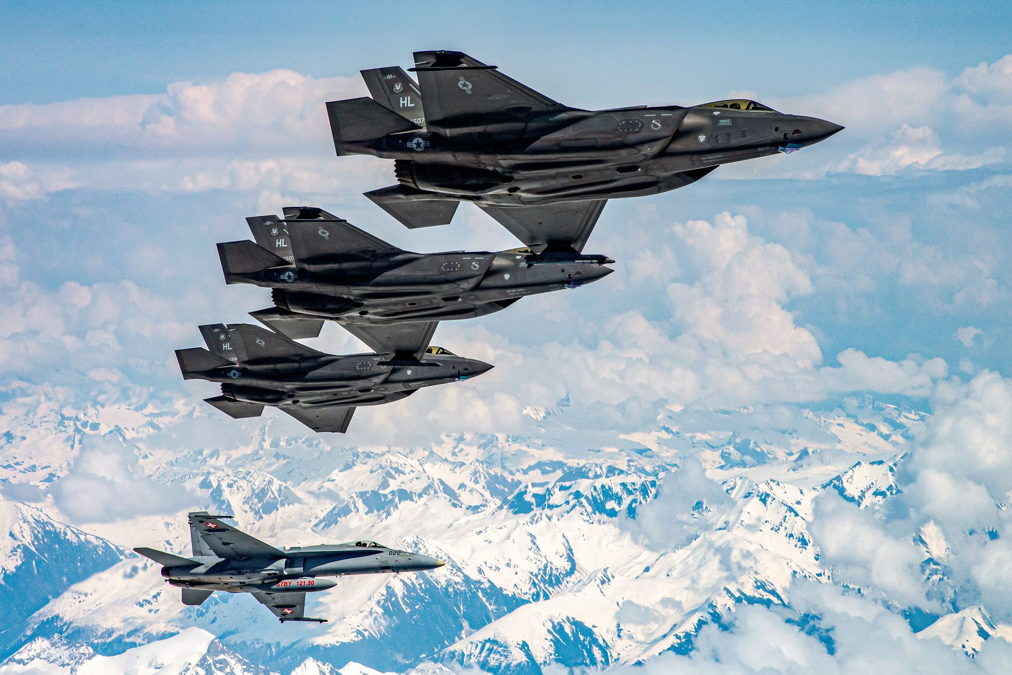 Et sveitsisk F-18C-fly flyr sammen med tre amerikanske F-35A-fly over Sveits.
This image is cleared for use by Swiss Armasuisse, Nadine Schröder