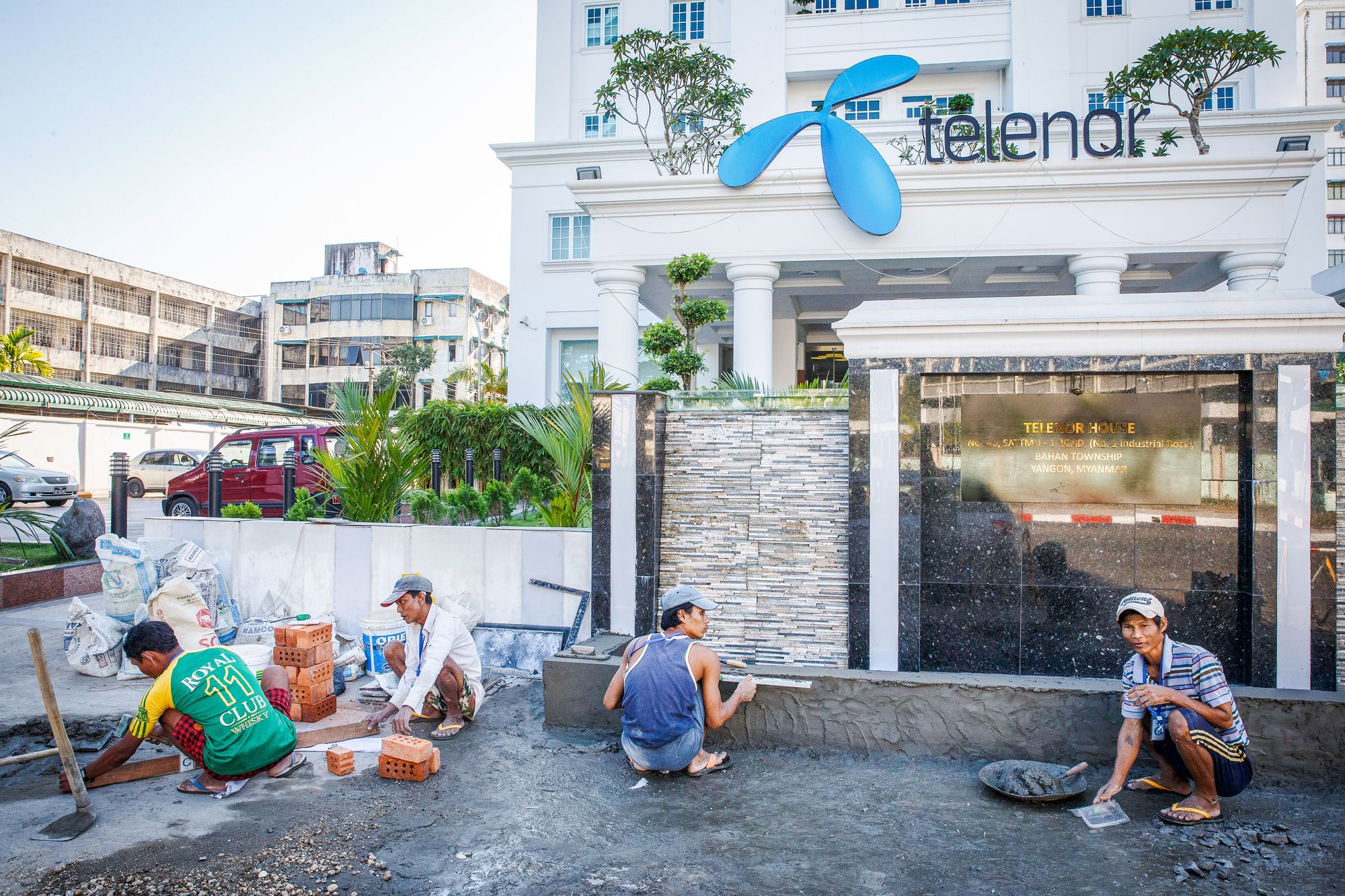 Arbeid på Telenors hovedkvarter i Yangon i 2014. Regjeringen vil ikke gi kontrollkomiteen innsikt i eierskapsdialogen med selskapet i forbindelse med uttrekkingen av landet.