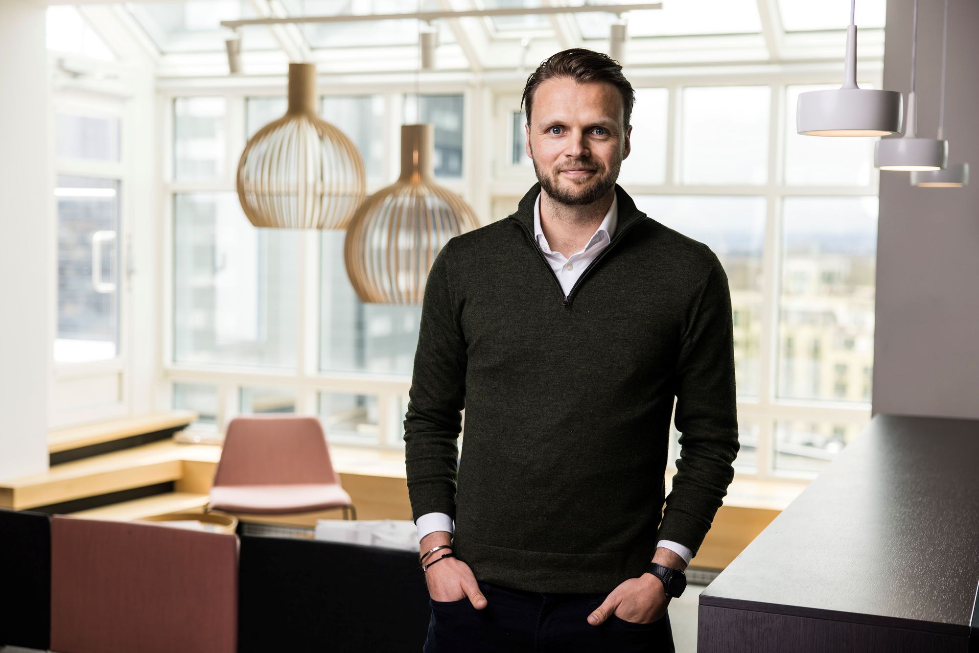 Advania signerer kontrakt med politiet. I bildet fra venstre: Øyvind Jensen, Advania Finance, Trym Merg, Advania, Patrik Molberg, Advania Finance, Andreas Augdahl, Bid & Contracts manager, Kristoffer Ziener, Managing Director, products og Siv Hjellegjerde Martinsen, CEO i Advania Norge.