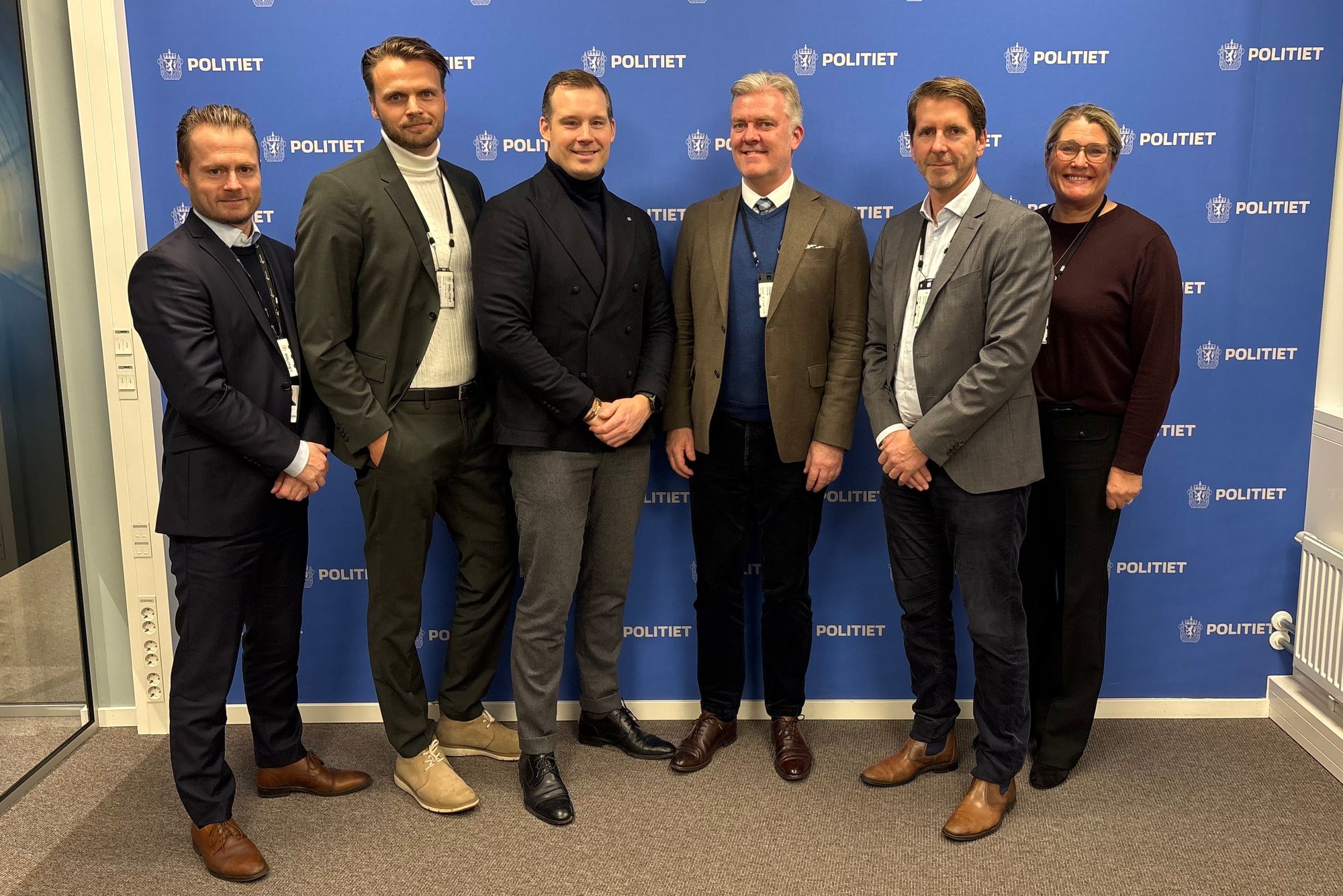 Advania signerer kontrakt med politiet. I bildet fra venstre: Øyvind Jensen, Advania Finance, Trym Merg, Advania, Patrik Molberg, Advania Finance, Andreas Augdahl, Bid & Contracts manager, Kristoffer Ziener, Managing Director, products og Siv Hjellegjerde Martinsen, CEO i Advania Norge. 