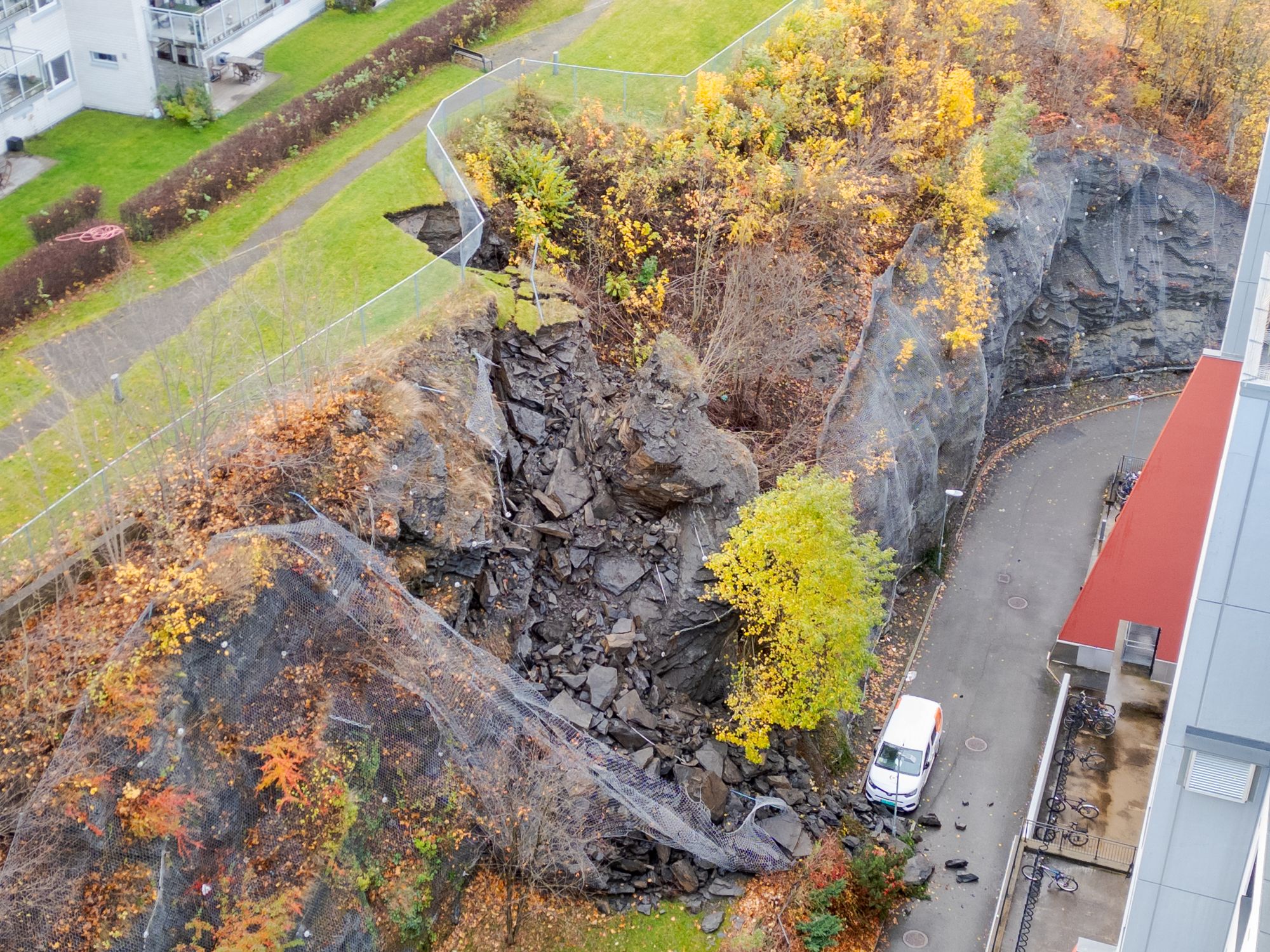 Ville den store bergsøylen velte eller gli mer ut? Rasområdet ved Hasleveien slik det så ut dagen etter.