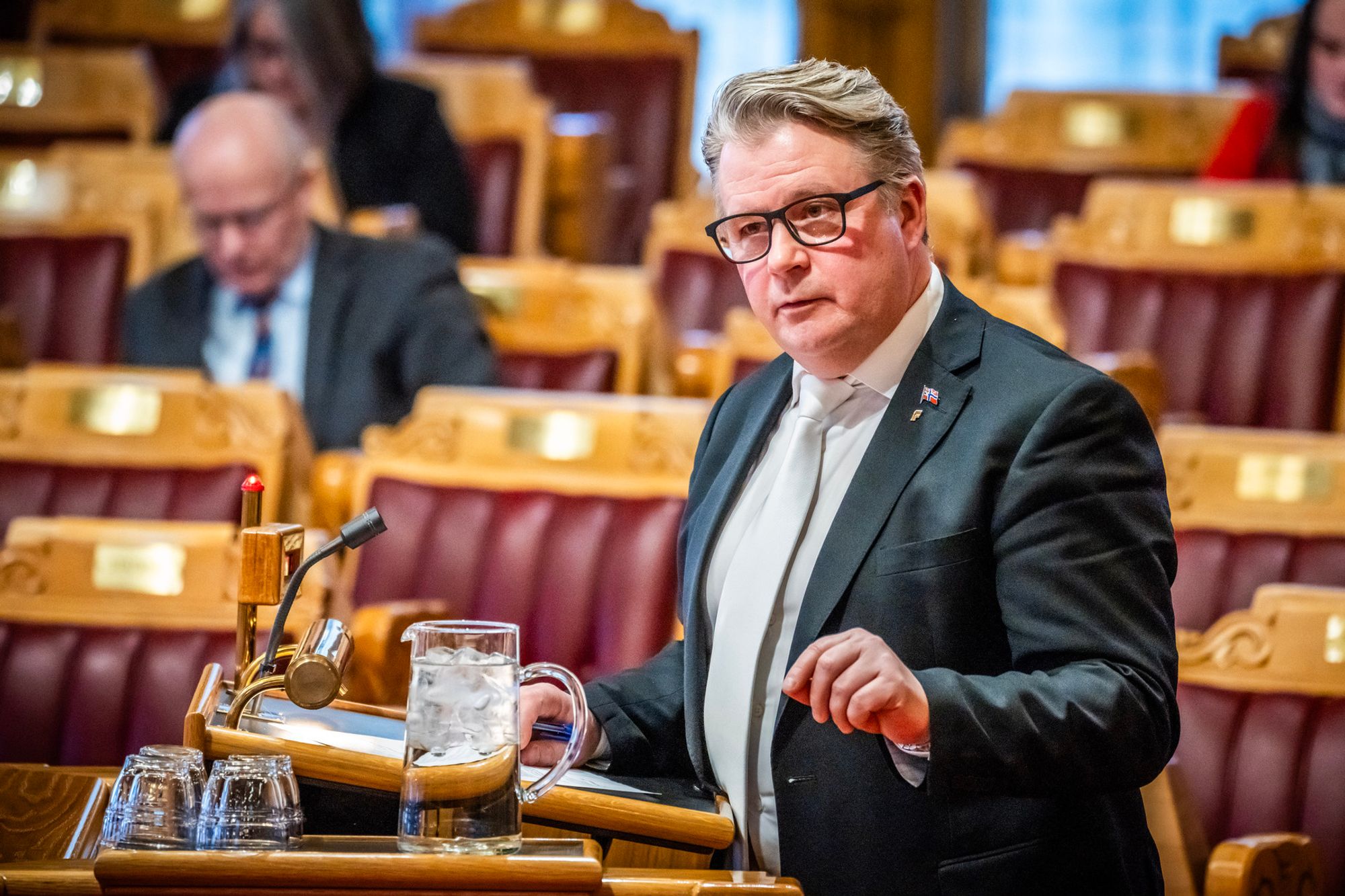 Lederen av Stortingets kontroll- og konstitusjonskomité, Per-Willy Amundsen (FrP), tror regjeringen holder tilbake viktige dokumenter om Telenors utlevering av kundedata til militærregimet i Myanmar, og mener motviljen mot å gi innsyn i eierskapsdialogen de har hatt med Telenor gi inntrykk av at regjeringen har noe å skjule.