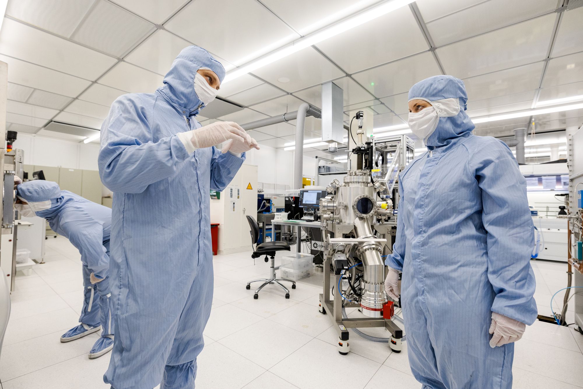 Inne på UIO-drevet lab Senter for defekter i halvledere for kvantesensorikk. Professor Lasse Vines viser forsknings- og høyere utdanningsminister Sigrun Aasland rundt. Maskinen i bakgrunnen er en PLD — Pulse laser deposition.