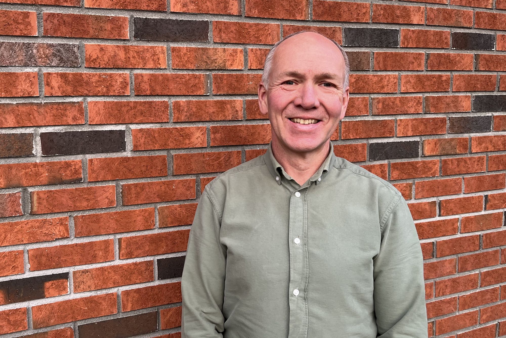 Odd Røvang, som er produksjonssjef i Kraftia Energi, er vinner av TUs spåkule 2025. Teslas suksess i Norge var et av få spørsmål han bommet på.