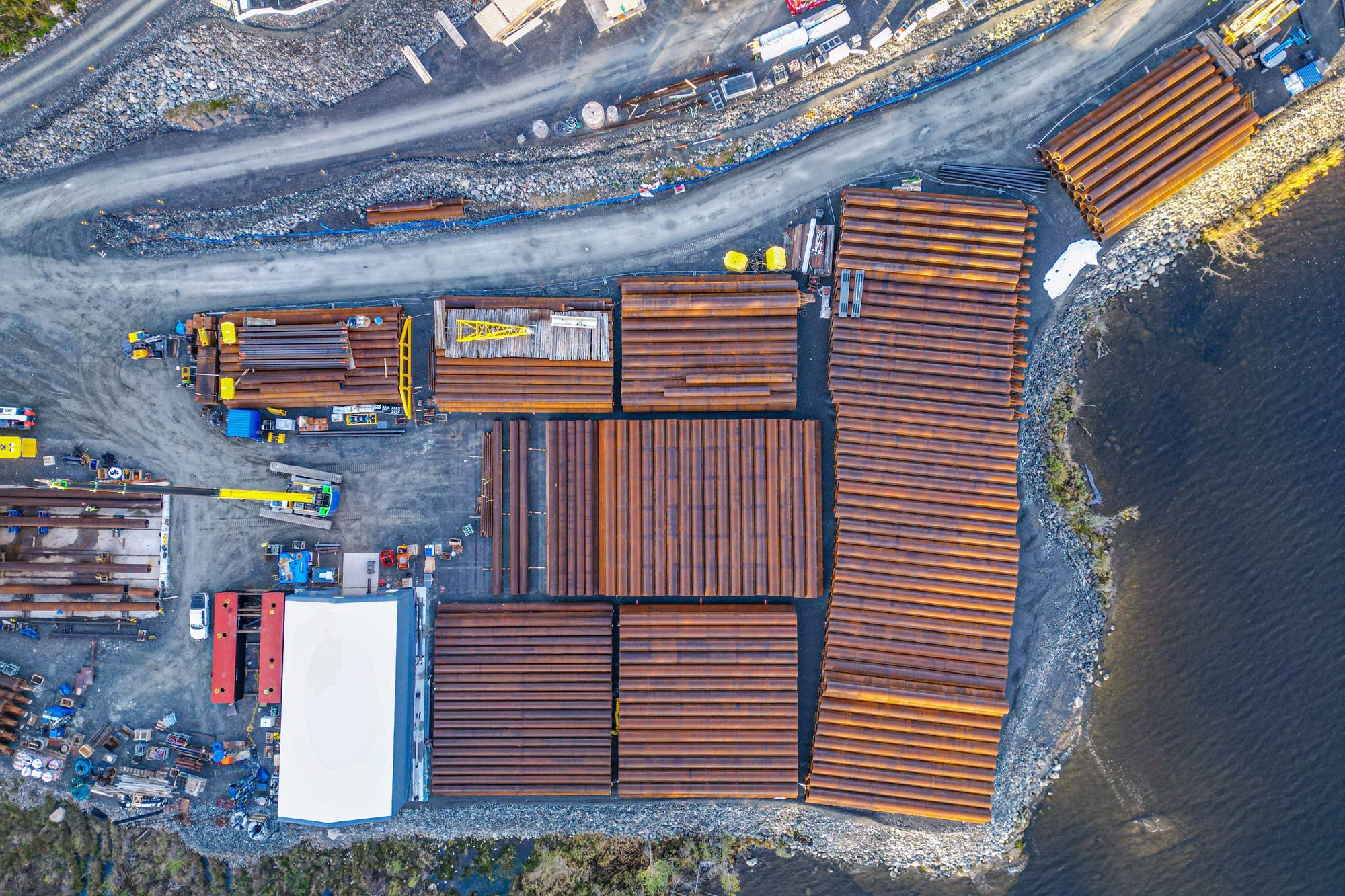 Det meste av brua er fundamentert på grupper av borede eller rammede stålrørspeler som er utstøpt med betong. Her lageret av stålrør.