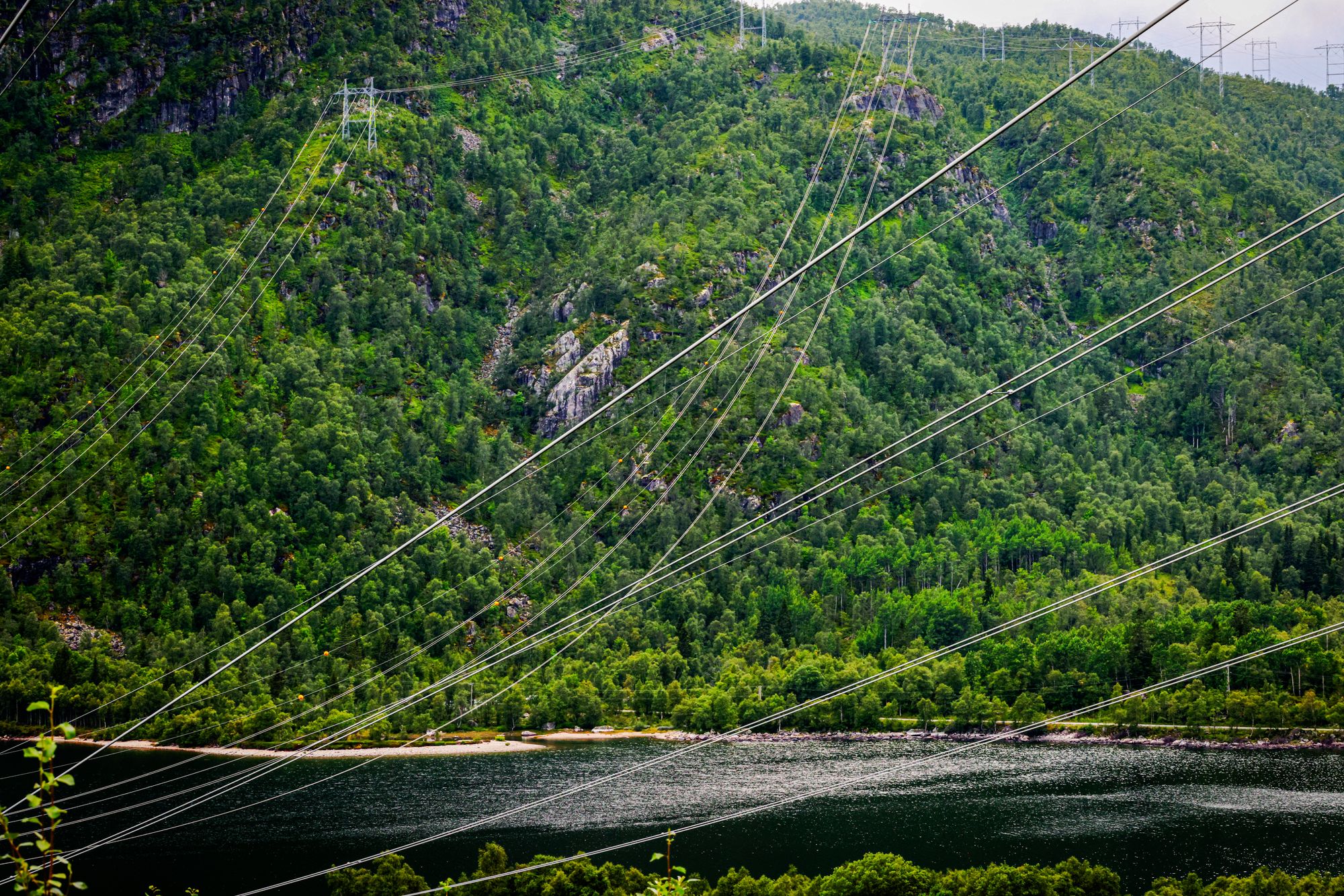Songa kraftverk Kraftverket utnytter vannressursene i Tokke-Vinjevassdraget og en del av Skiensvassdraget. Høyspentmaster og kraftledninger ut fra anlegget. Foto: Ørn E. Borgen / NTB