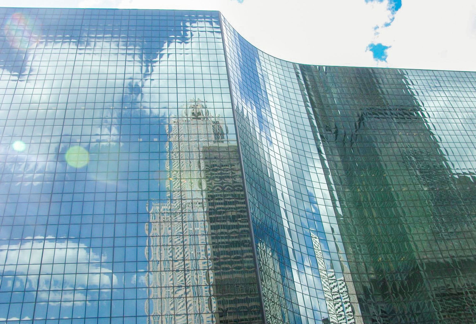 Det kan bli varmt inne i glassbygninger når solen står rett på. Nye glassmaterialer kan blokkere varmestråling når den er på sitt sterkeste og slippe den gjennom når den er på sitt mildeste