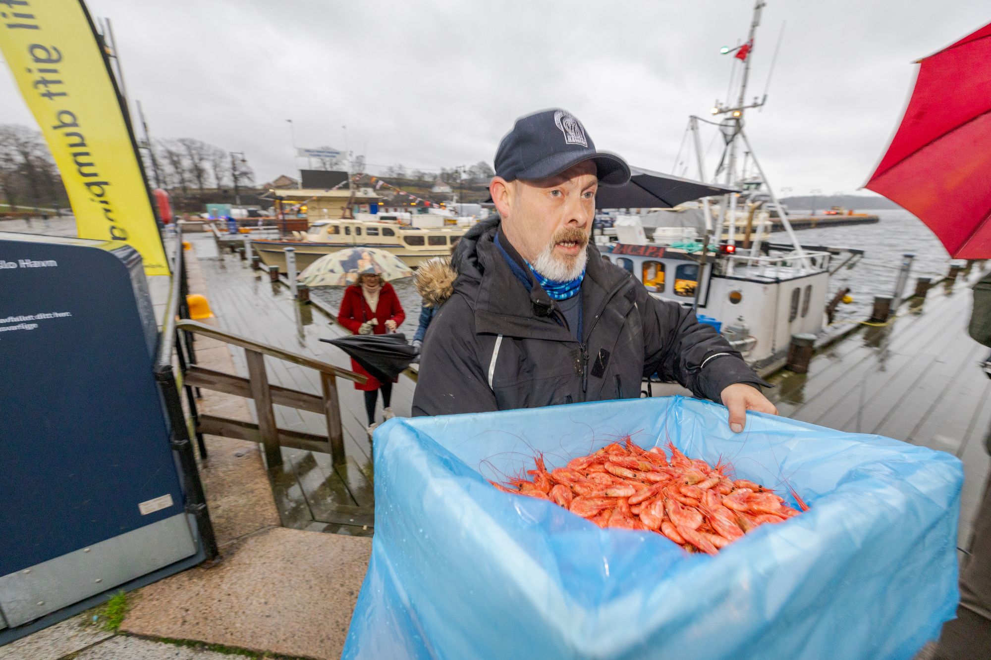 Fisker Sigurd André Kristoffersen bærer i land den siste rekefangsten fra Oslofjorden. Han tror fjorden blir en forskningsgryte framover.