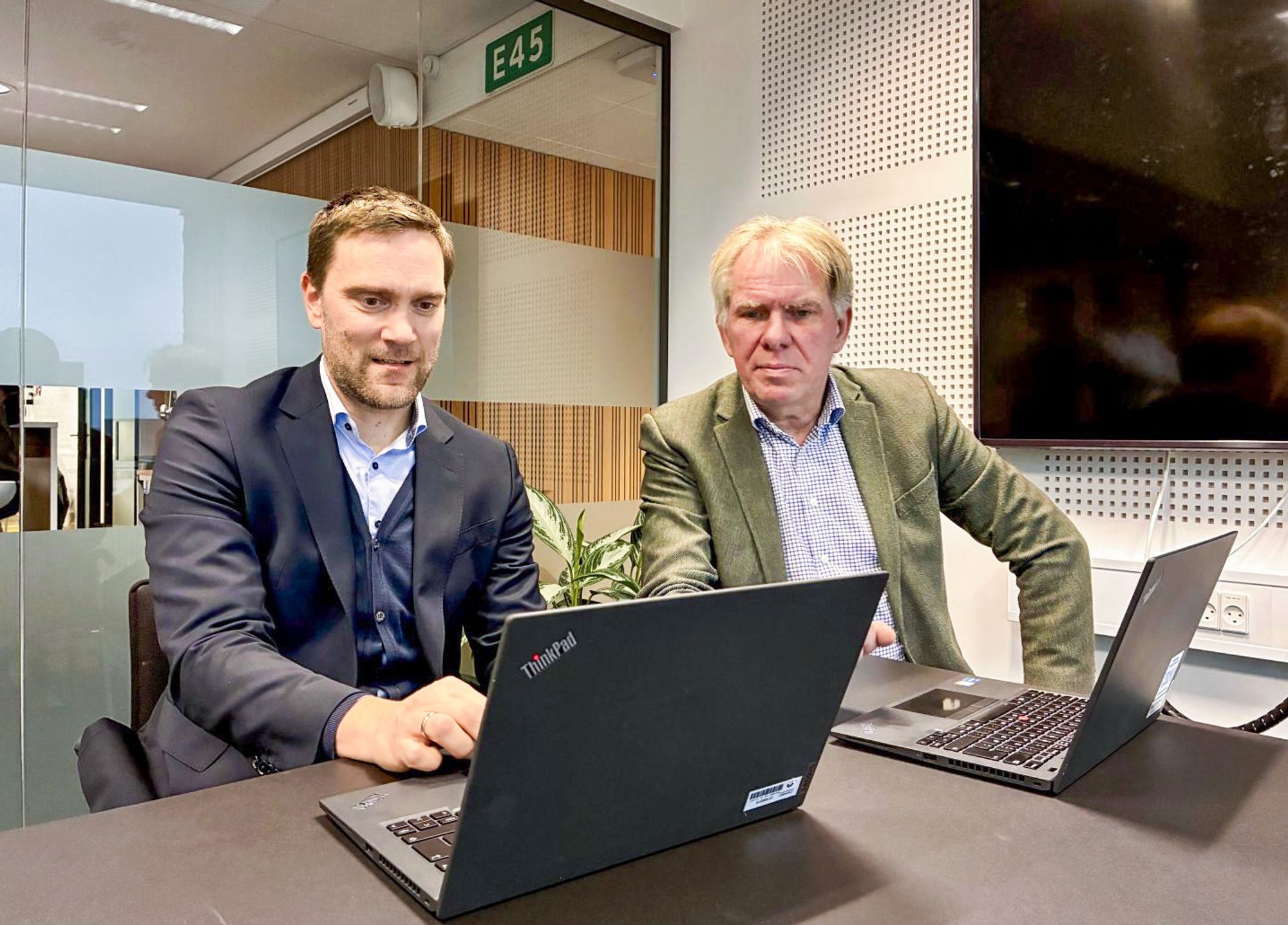 Stefan Søsted, direktør i Færdselsstyrelsen, blir introdusert for sin nye PC med åpen kildekode av Michael Ørnø, direktør for statens IT.