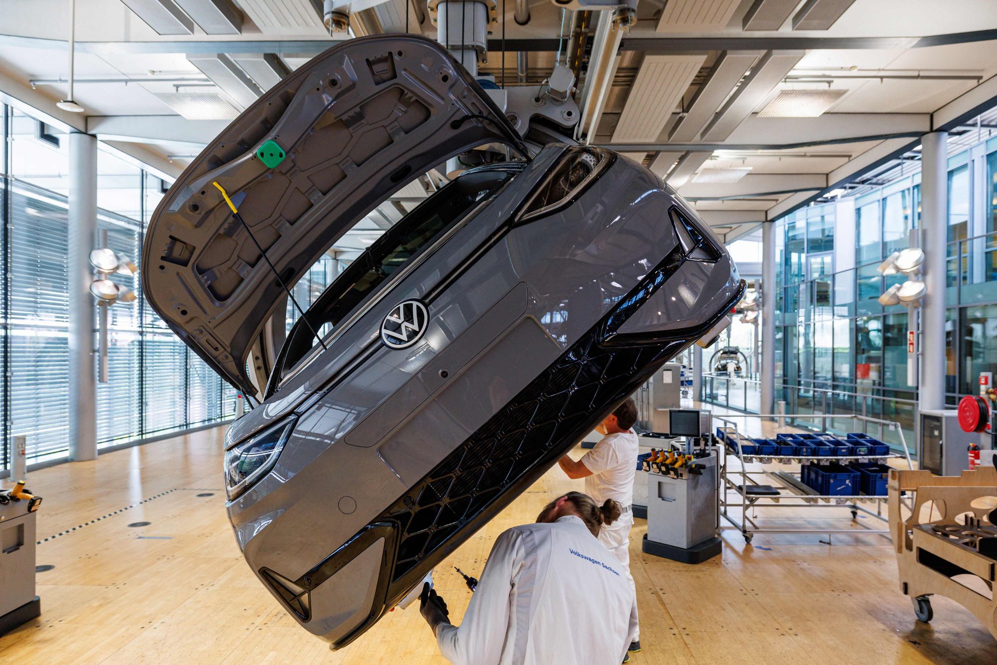 Arbeidere setter sammen en Volkswagen ID.3 elbil på fabrikken i Dresden.