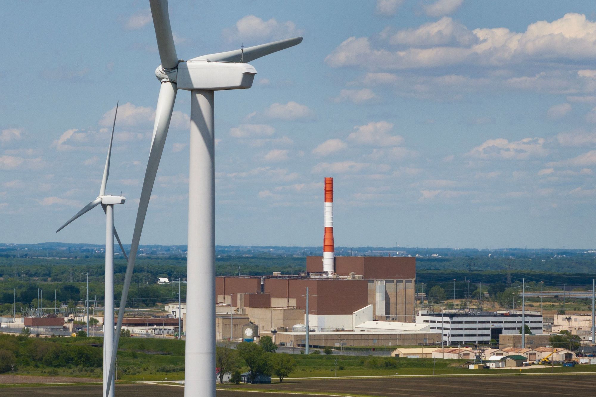 Å bygge masse vindkraft blir ikke lett å selge inn til en stadig mer naturbevisst befolkning, mener innleggsforfatteren, som vil ha kjernekraft med i planene. Bildet er fra Illinois i USA, der vindturbiner og et kjernekraftanlegg står side om side.
