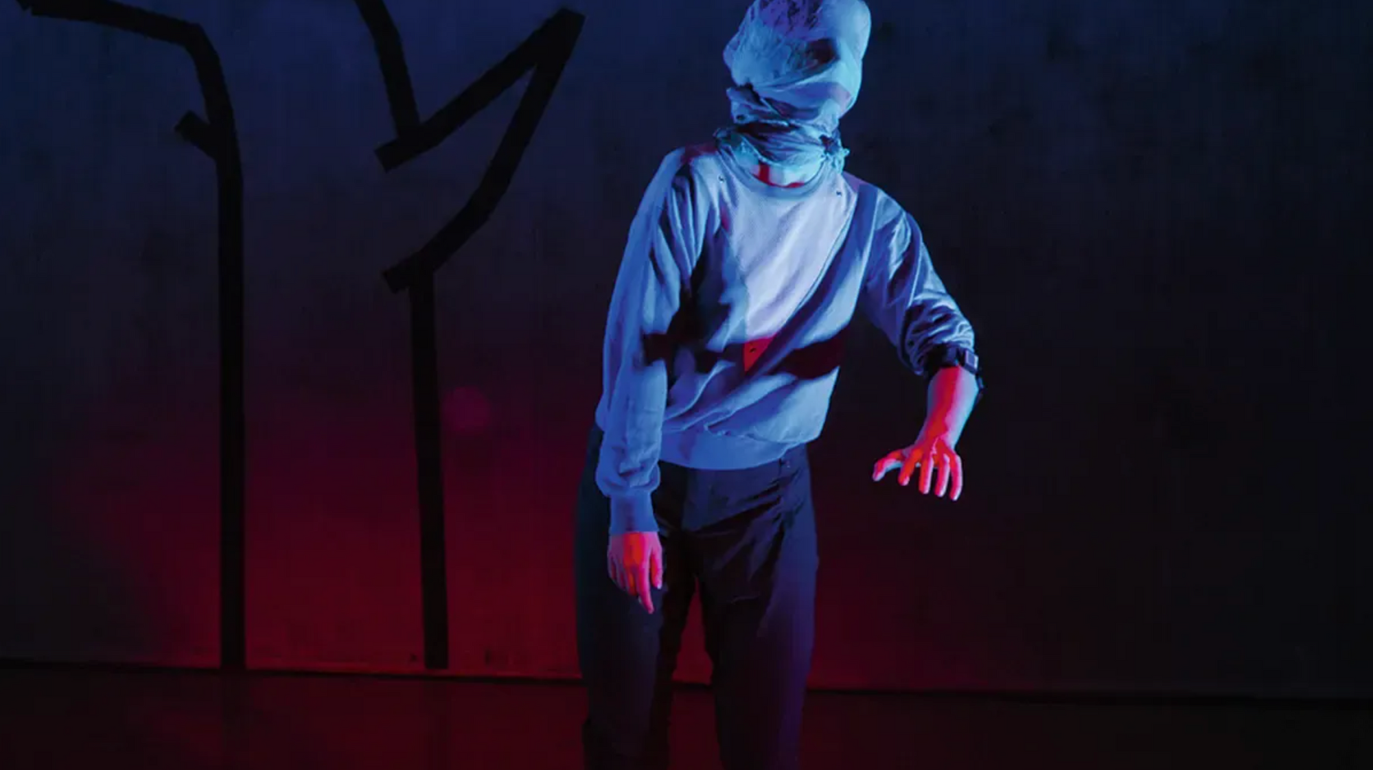 Med bind for augo må dansaren Katja Henriksen Schia stola på det øyro og kropen fortel henne. 