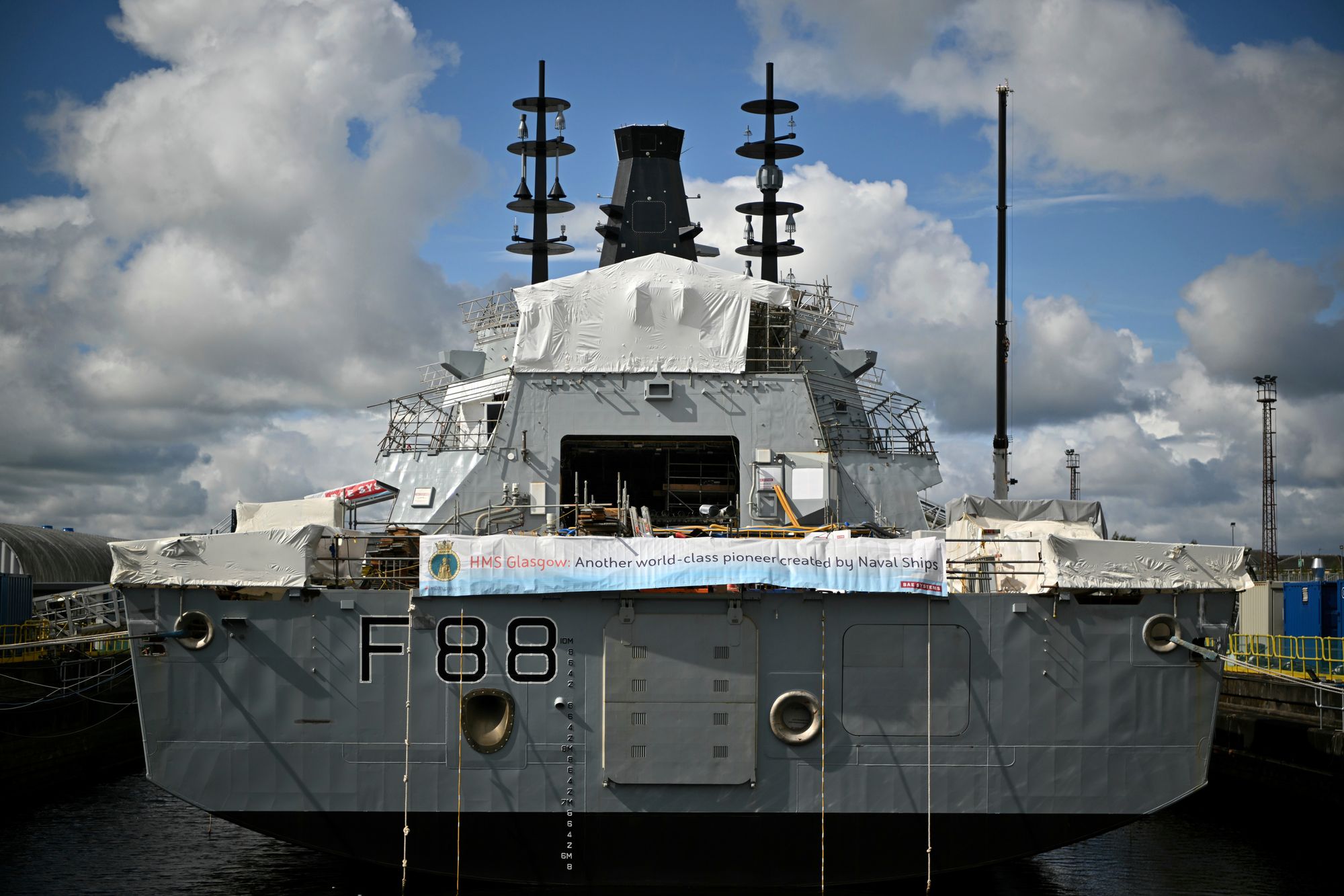 Akterdelen av den britiske Type 26-fregatten HMS Glasgow (F88), slik den så ut i september. Dette var rundt en måned etter at de to store radiomastene ble montert. 