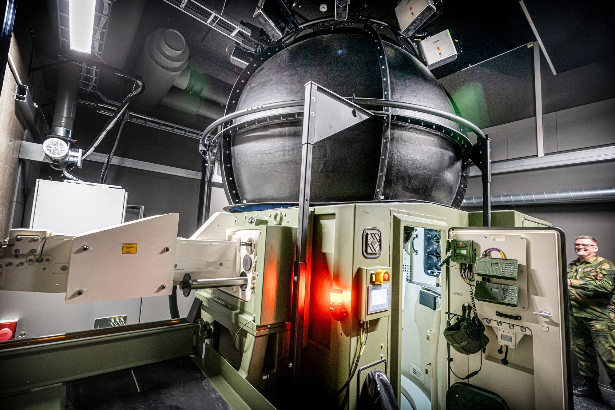 Den nye Leopard 2A8 NOR ruller ut fra fabrikken i Tyskland i november 2025.