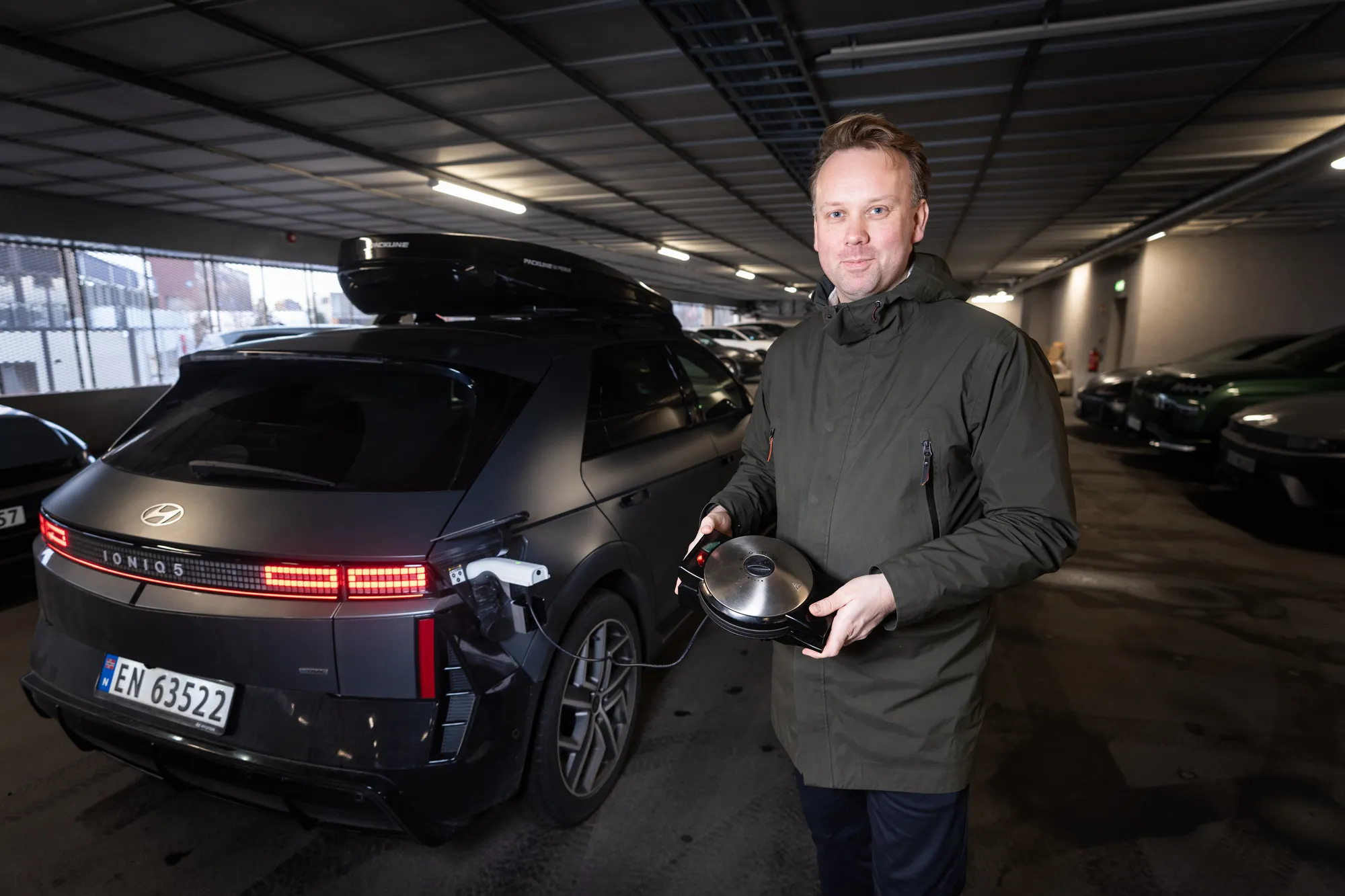 Øyvind L. Knudsen i Hyundai plugger inn krumkakejernet på sin Ioniq 5.