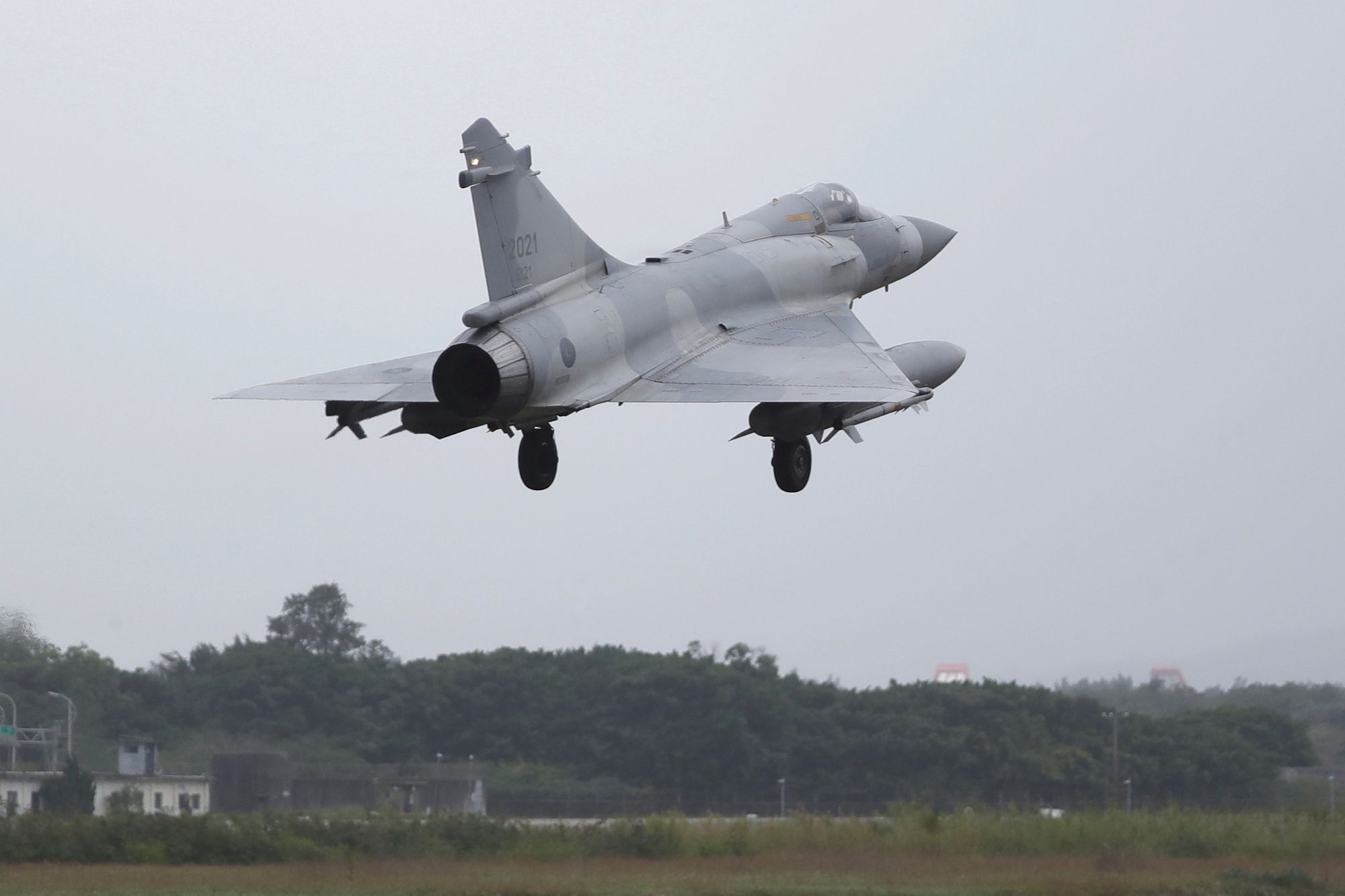 Et jagerfly av typen Mirage 2000 tar av fra en base nord på Taiwan for å overvåke den store kinesiske militærøvelsen ved øya.