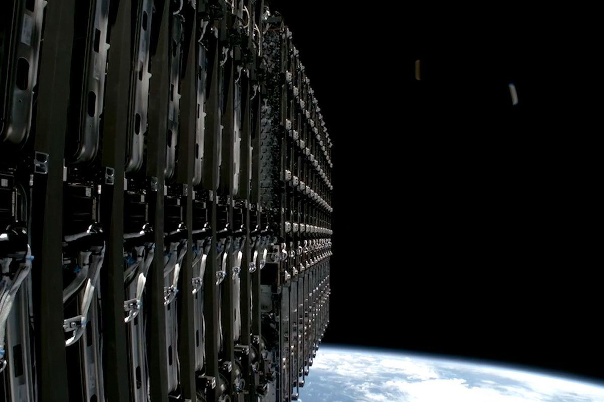 Starlink-satellitter i verdensrommet, før de blir utplassert på sine respektive plasser.