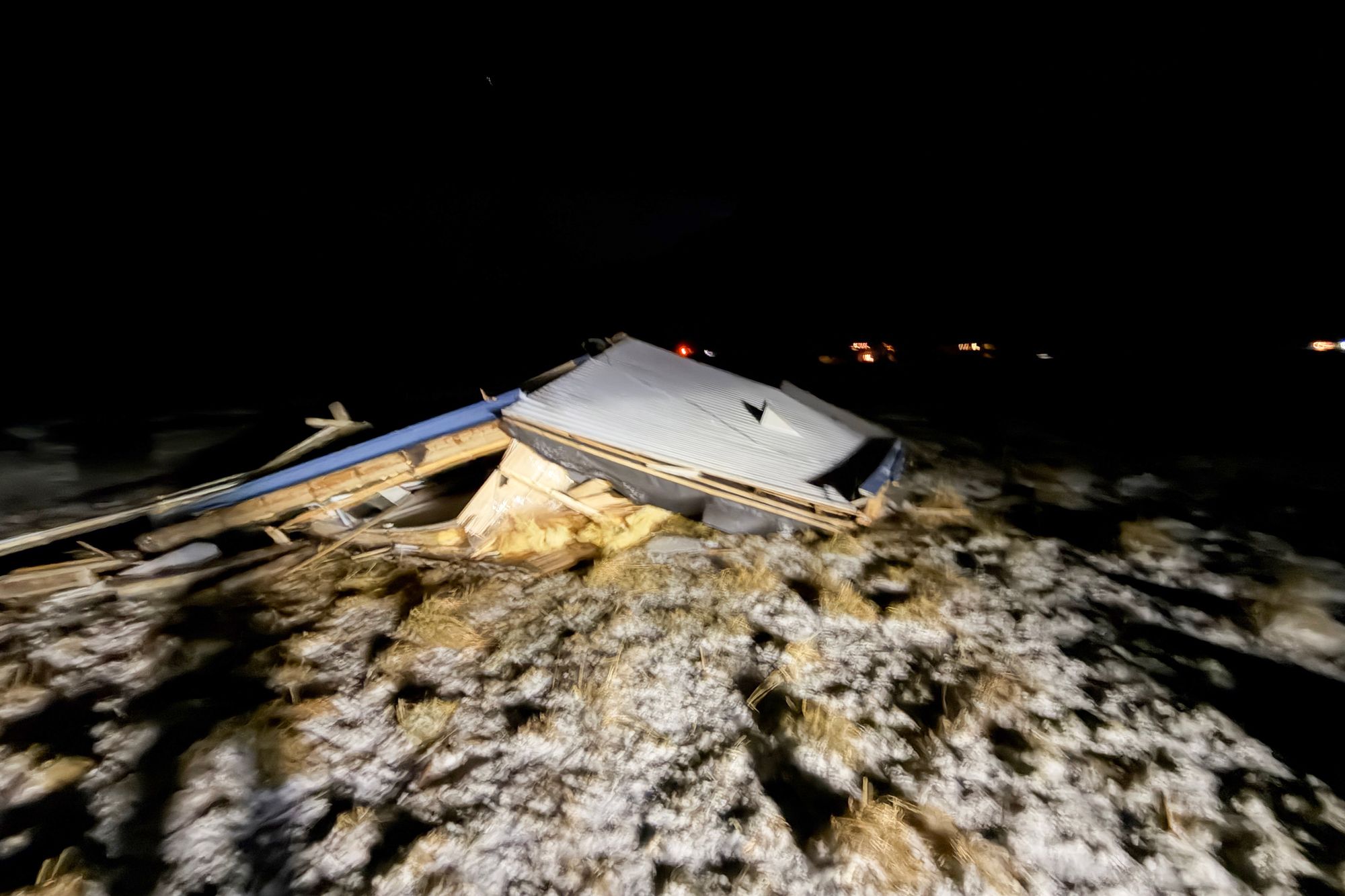 Telenors sentral på Flakstad er løftet 10-20 meter vekk fra fundamentet av uværet som raste i Nord-Norge jula 2025.